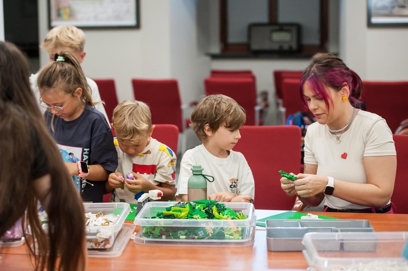 Zdjęcie w galerii na portalu naszraciborz.pl: Ciocia od Klocków na Zamku Piastowskim. Warsztaty LEGO w ramach Wakacji w Powiecie wiadomości z regionu