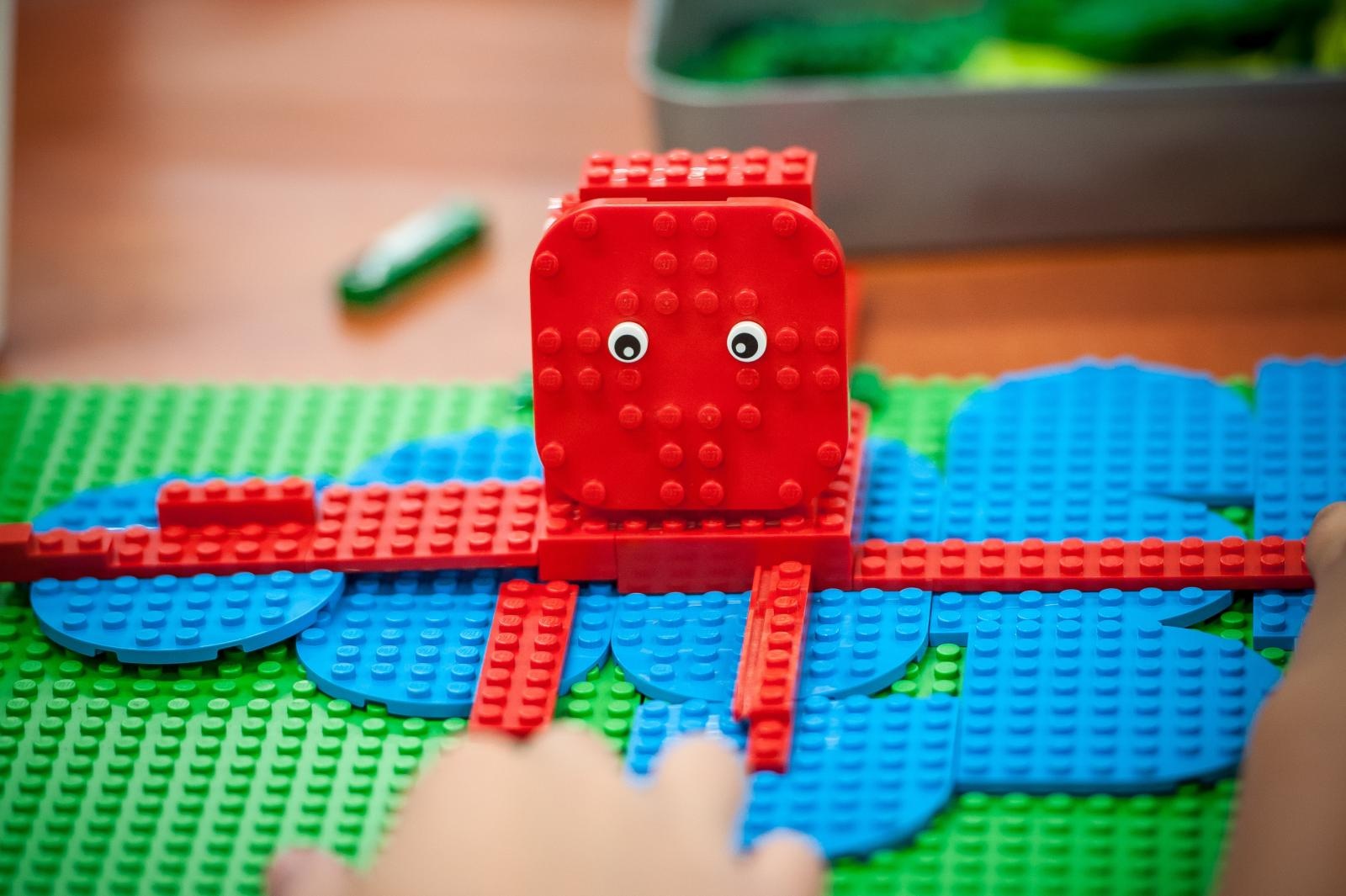 Zdjęcie w galerii na portalu naszraciborz.pl: Ciocia od Klocków na Zamku Piastowskim. Warsztaty LEGO w ramach Wakacji w Powiecie wiadomości z regionu