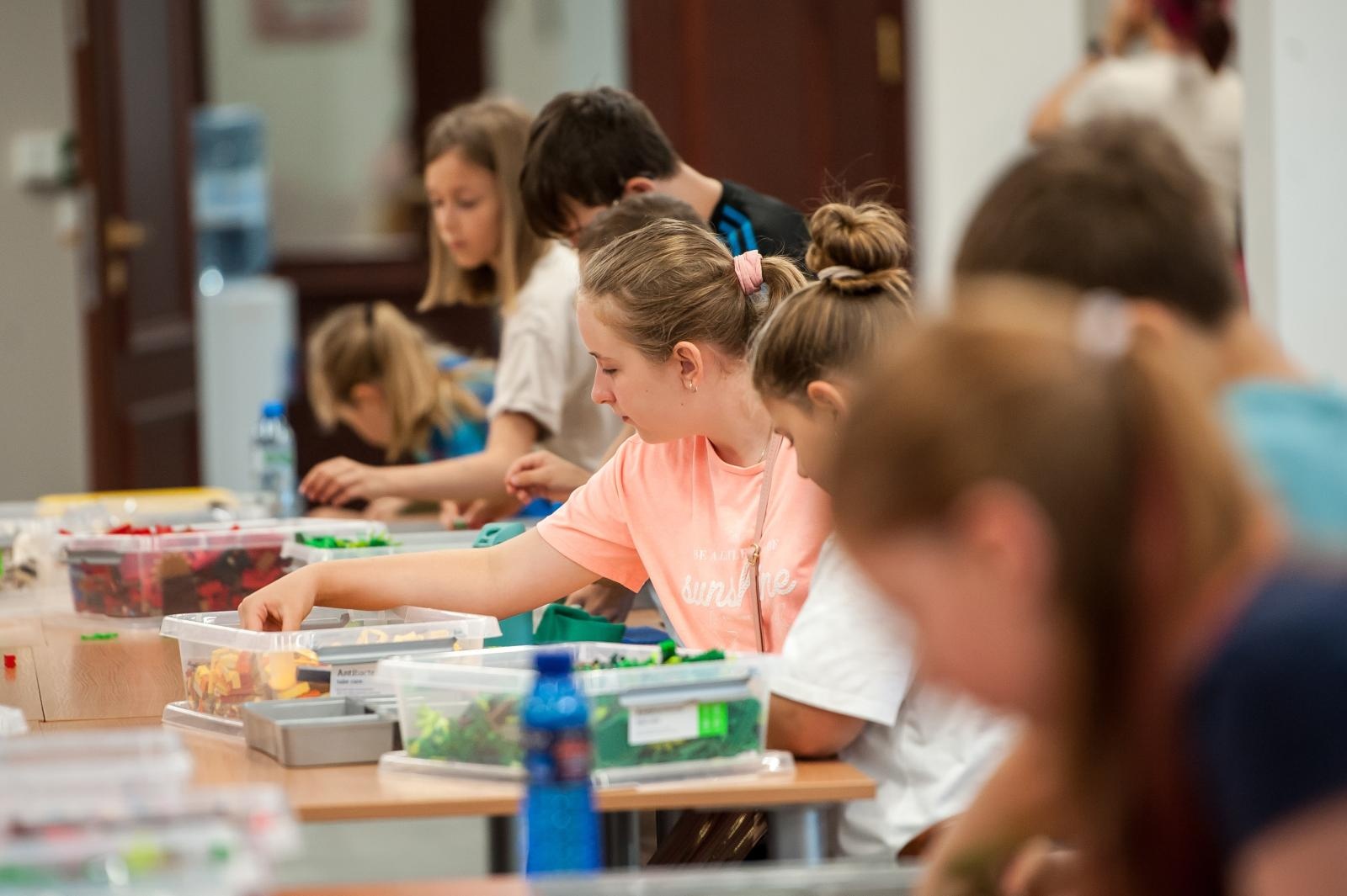 Zdjęcie w galerii na portalu naszraciborz.pl: Ciocia od Klocków na Zamku Piastowskim. Warsztaty LEGO w ramach Wakacji w Powiecie wiadomości z regionu