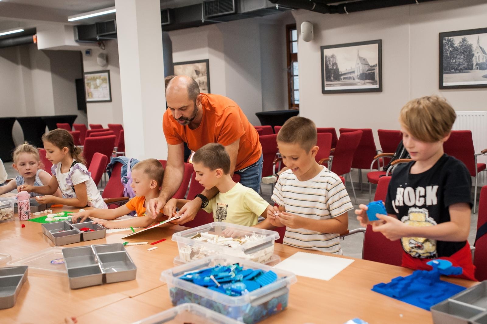 Zdjęcie w galerii na portalu naszraciborz.pl: Ciocia od Klocków na Zamku Piastowskim. Warsztaty LEGO w ramach Wakacji w Powiecie wiadomości z regionu