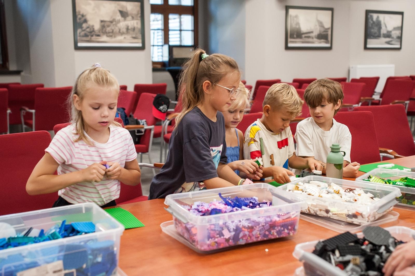 Zdjęcie w galerii na portalu naszraciborz.pl: Ciocia od Klocków na Zamku Piastowskim. Warsztaty LEGO w ramach Wakacji w Powiecie wiadomości z regionu