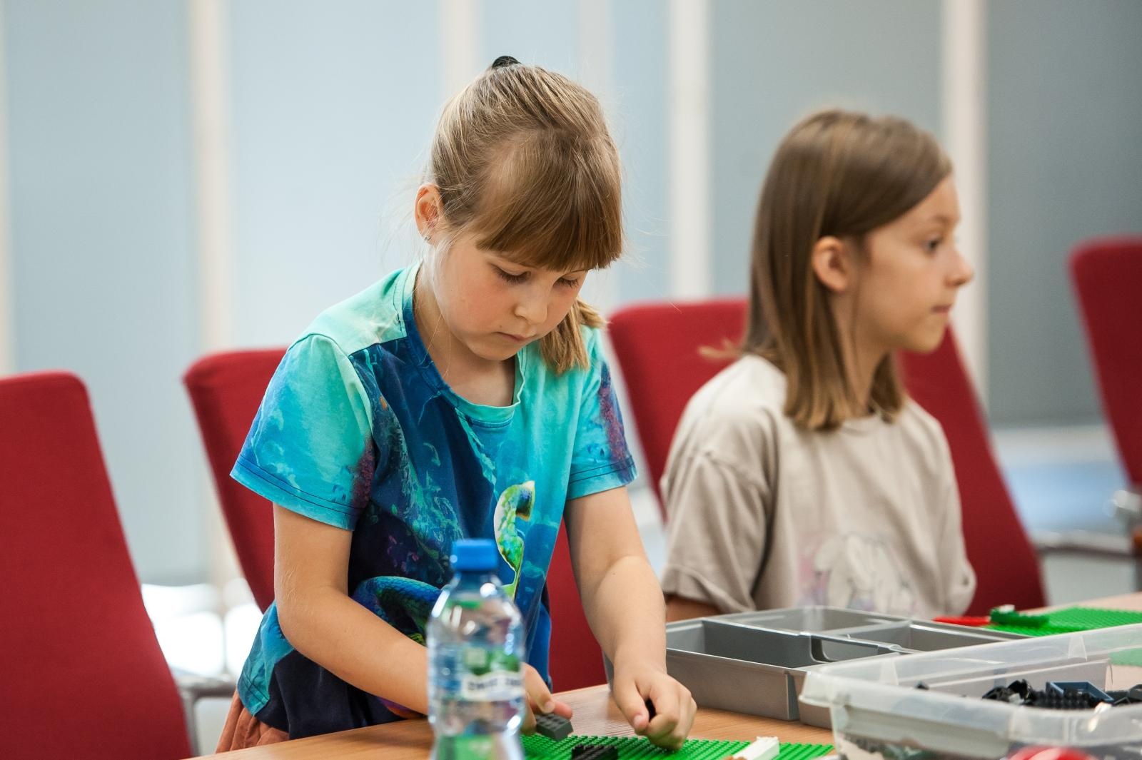 Zdjęcie w galerii na portalu naszraciborz.pl: Ciocia od Klocków na Zamku Piastowskim. Warsztaty LEGO w ramach Wakacji w Powiecie wiadomości z regionu