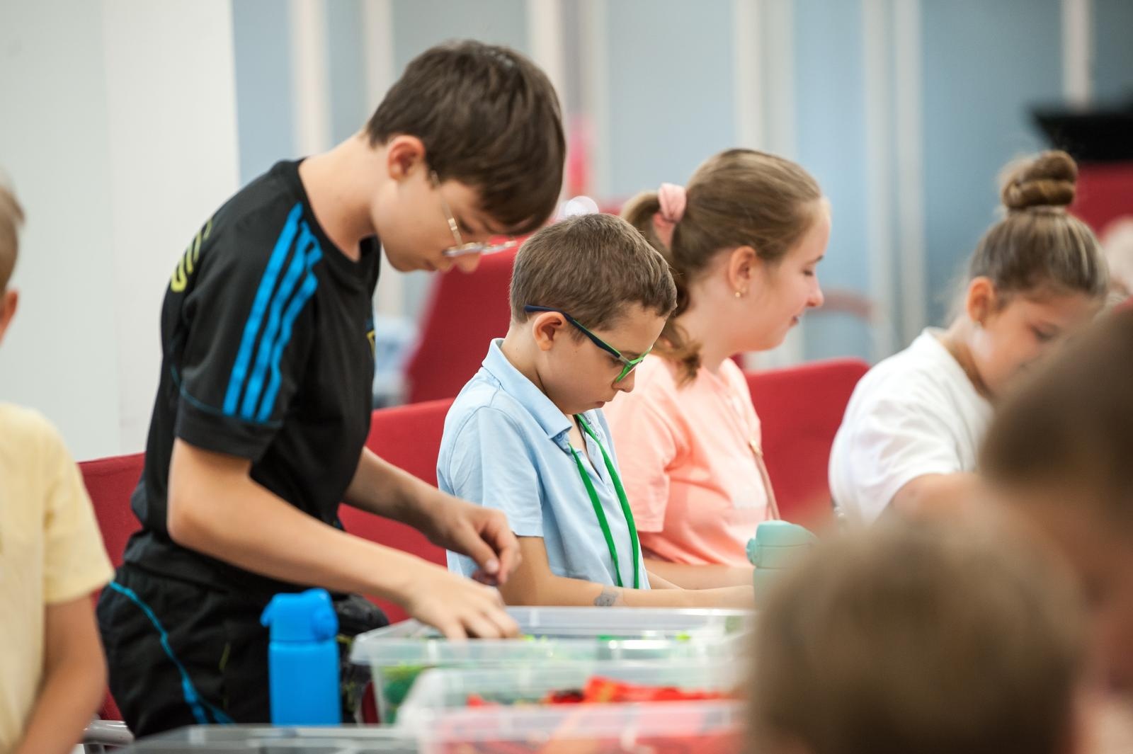 Zdjęcie w galerii na portalu naszraciborz.pl: Ciocia od Klocków na Zamku Piastowskim. Warsztaty LEGO w ramach Wakacji w Powiecie wiadomości z regionu