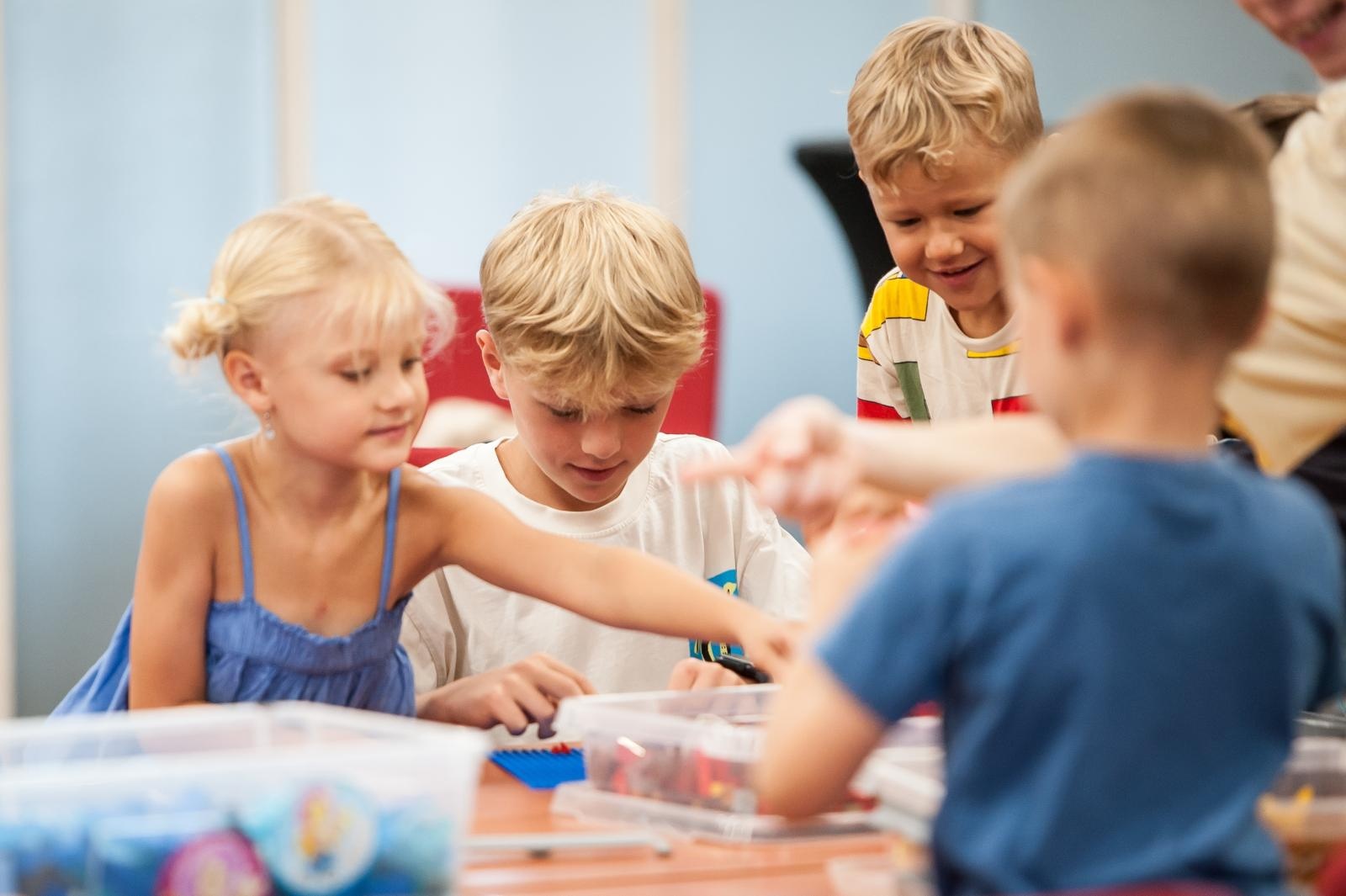 Zdjęcie w galerii na portalu naszraciborz.pl: Ciocia od Klocków na Zamku Piastowskim. Warsztaty LEGO w ramach Wakacji w Powiecie wiadomości z regionu