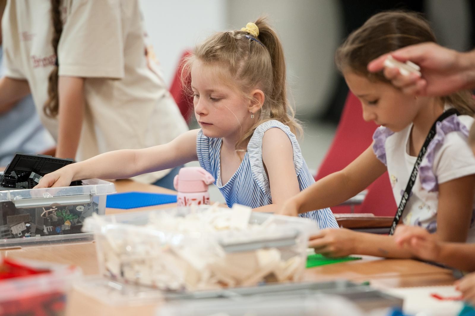 Zdjęcie w galerii na portalu naszraciborz.pl: Ciocia od Klocków na Zamku Piastowskim. Warsztaty LEGO w ramach Wakacji w Powiecie wiadomości z regionu