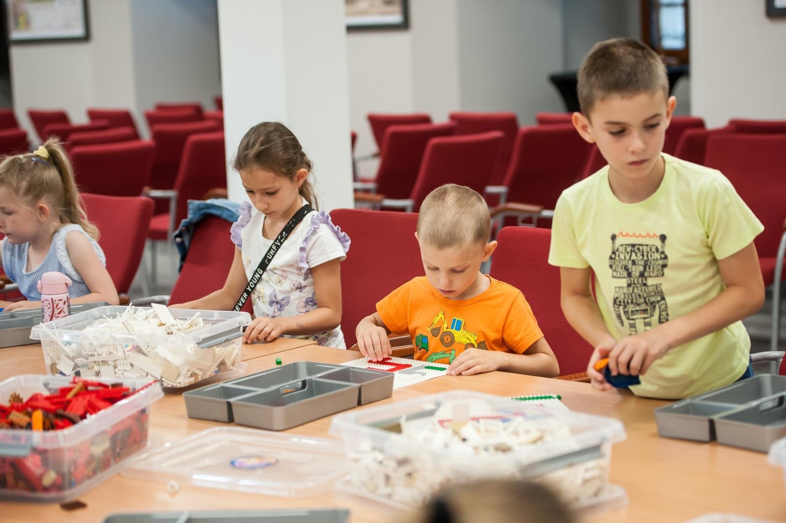 Zdjęcie w galerii na portalu naszraciborz.pl: Ciocia od Klocków na Zamku Piastowskim. Warsztaty LEGO w ramach Wakacji w Powiecie wiadomości z regionu