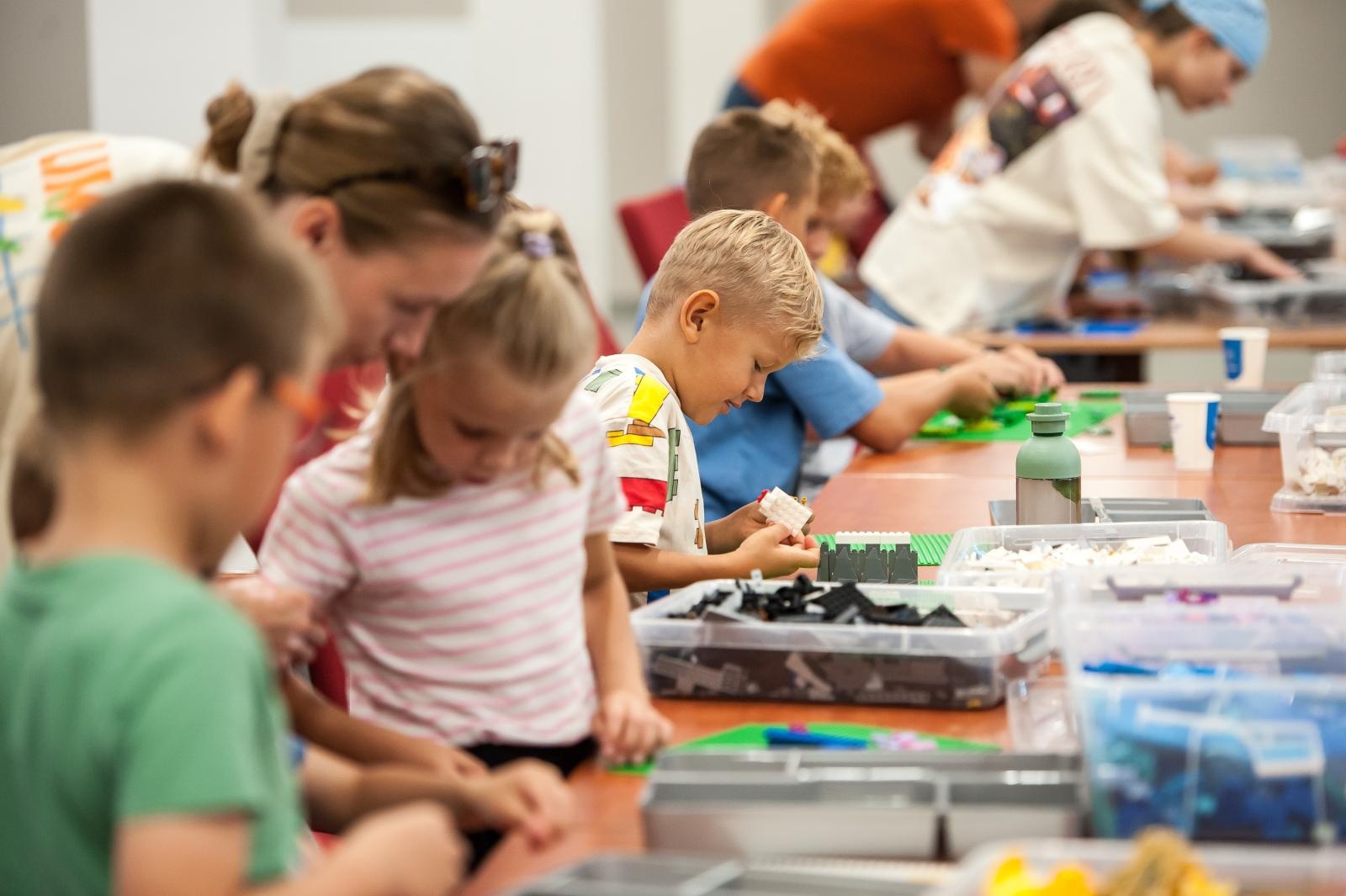 Zdjęcie w galerii na portalu naszraciborz.pl: Ciocia od Klocków na Zamku Piastowskim. Warsztaty LEGO w ramach Wakacji w Powiecie wiadomości z regionu