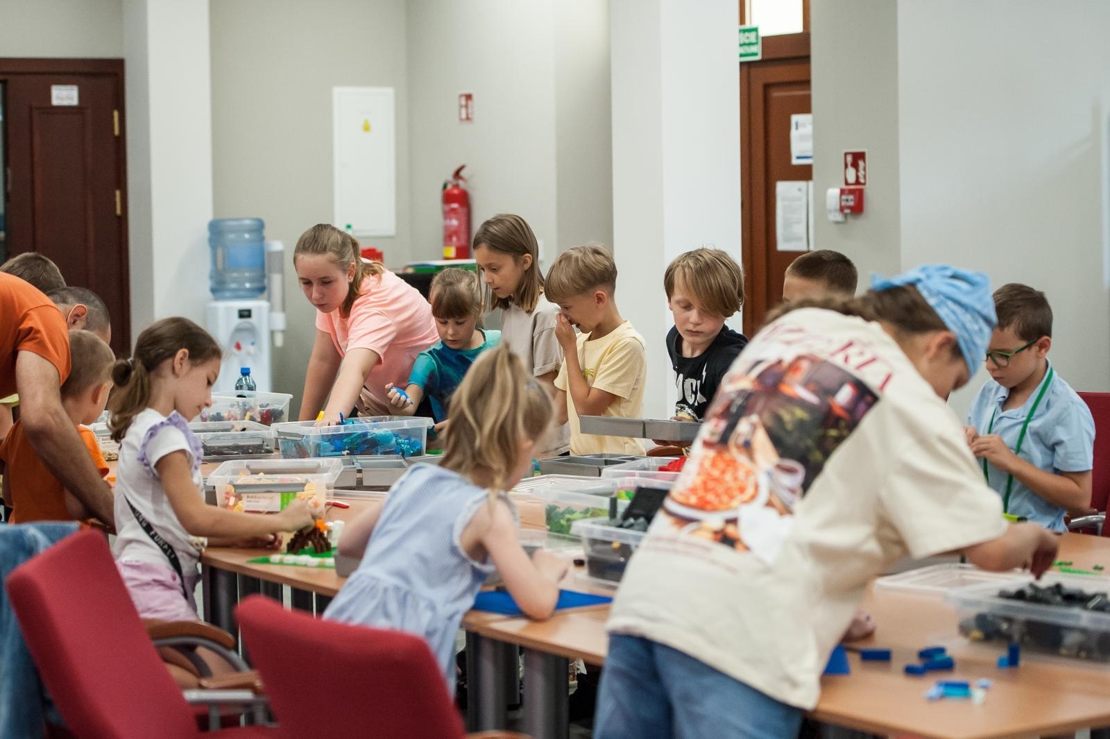 Zdjęcie w galerii na portalu naszraciborz.pl: Ciocia od Klocków na Zamku Piastowskim. Warsztaty LEGO w ramach Wakacji w Powiecie wiadomości z regionu