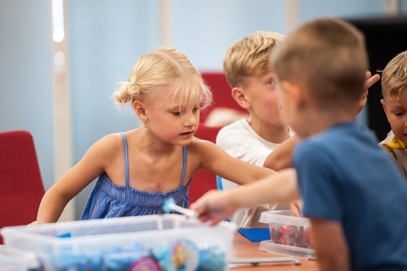 Zdjęcie w galerii na portalu naszraciborz.pl: Ciocia od Klocków na Zamku Piastowskim. Warsztaty LEGO w ramach Wakacji w Powiecie wiadomości z regionu