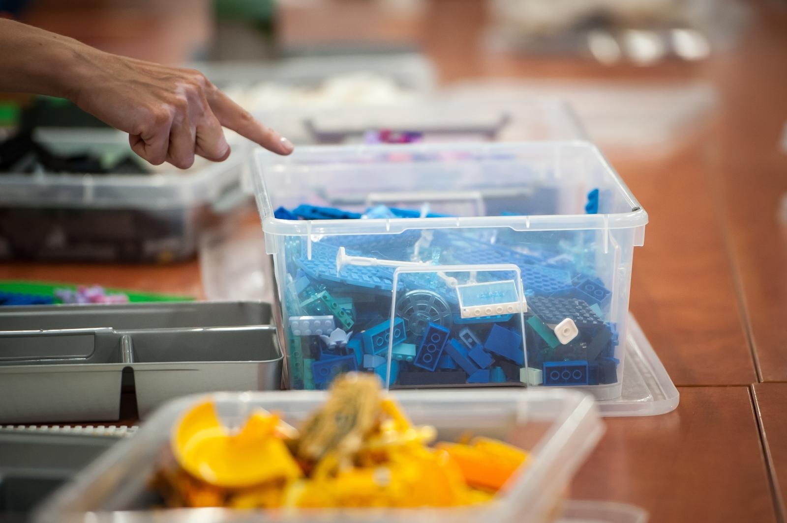 Zdjęcie w galerii na portalu naszraciborz.pl: Ciocia od Klocków na Zamku Piastowskim. Warsztaty LEGO w ramach Wakacji w Powiecie wiadomości z regionu