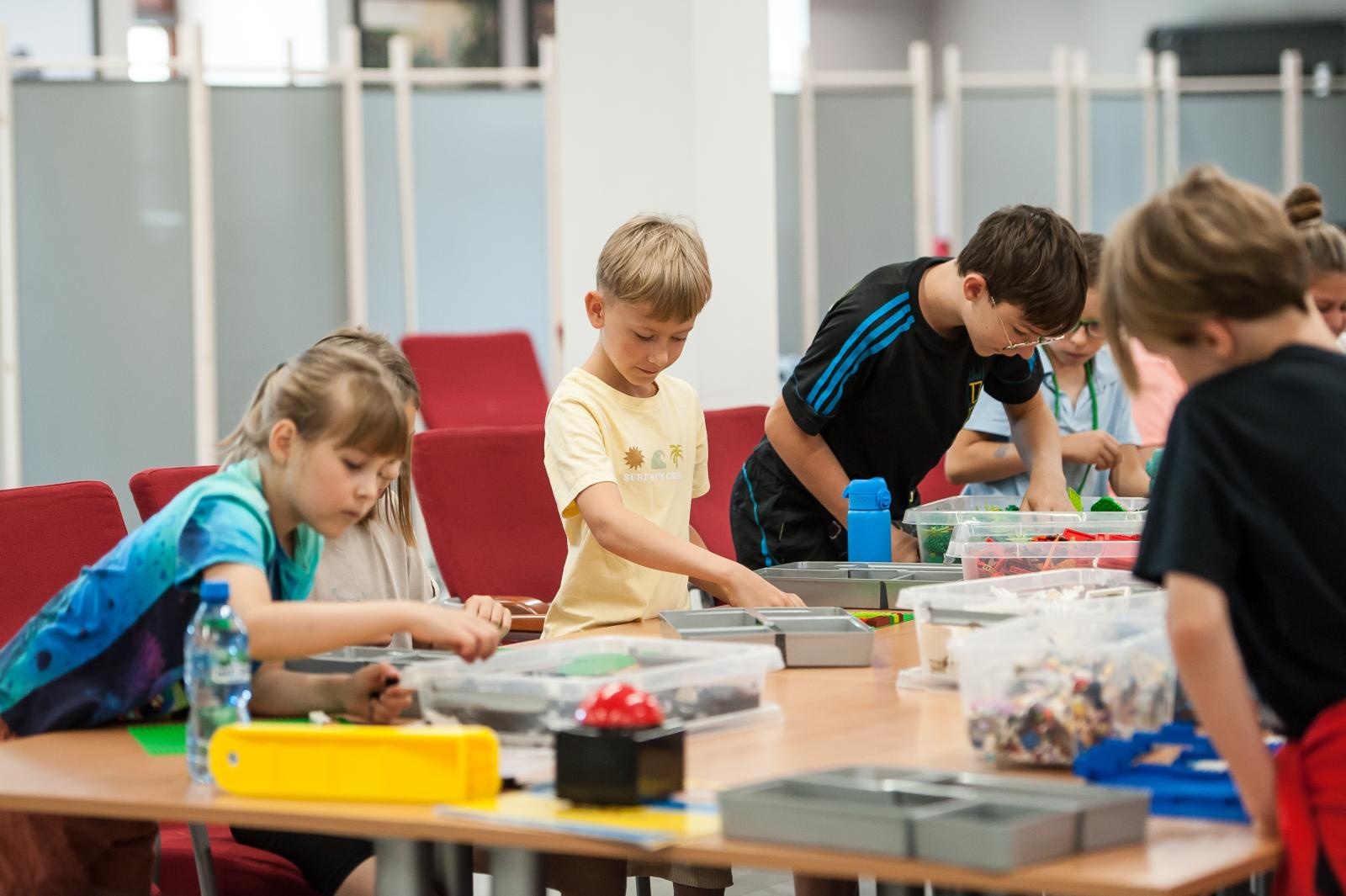 Zdjęcie w galerii na portalu naszraciborz.pl: Ciocia od Klocków na Zamku Piastowskim. Warsztaty LEGO w ramach Wakacji w Powiecie wiadomości z regionu