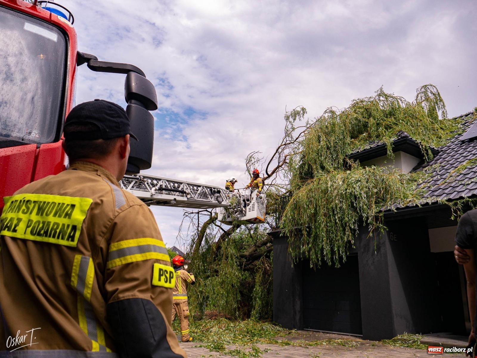 Zdjęcie w galerii na portalu naszraciborz.pl: Silny wiatr i ulewa przysporzyły pracy strażakom. Seria interwencji w Nędzy [FOTO] wiadomości z regionu