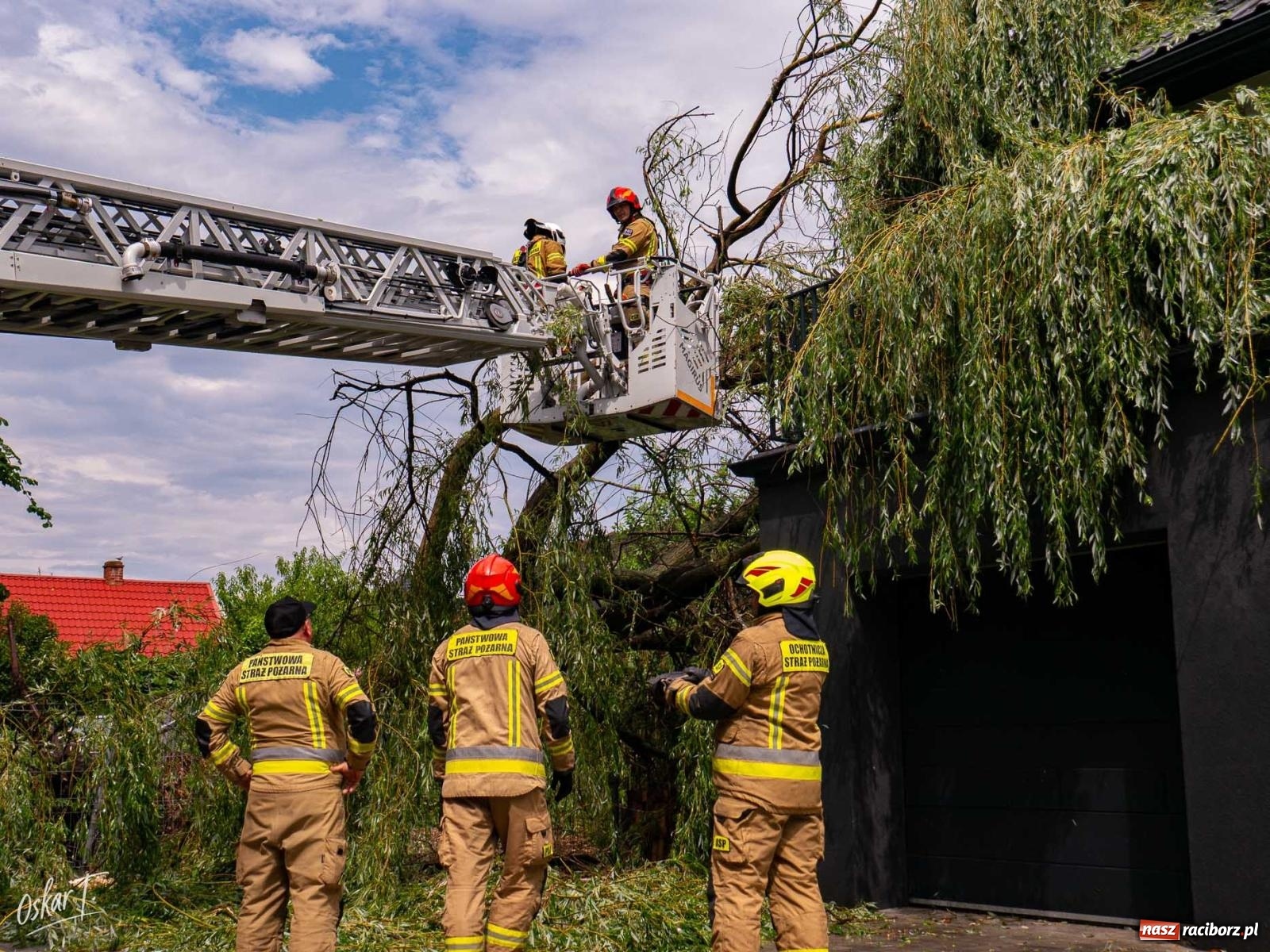 Zdjęcie w galerii na portalu naszraciborz.pl: Silny wiatr i ulewa przysporzyły pracy strażakom. Seria interwencji w Nędzy [FOTO] wiadomości z regionu