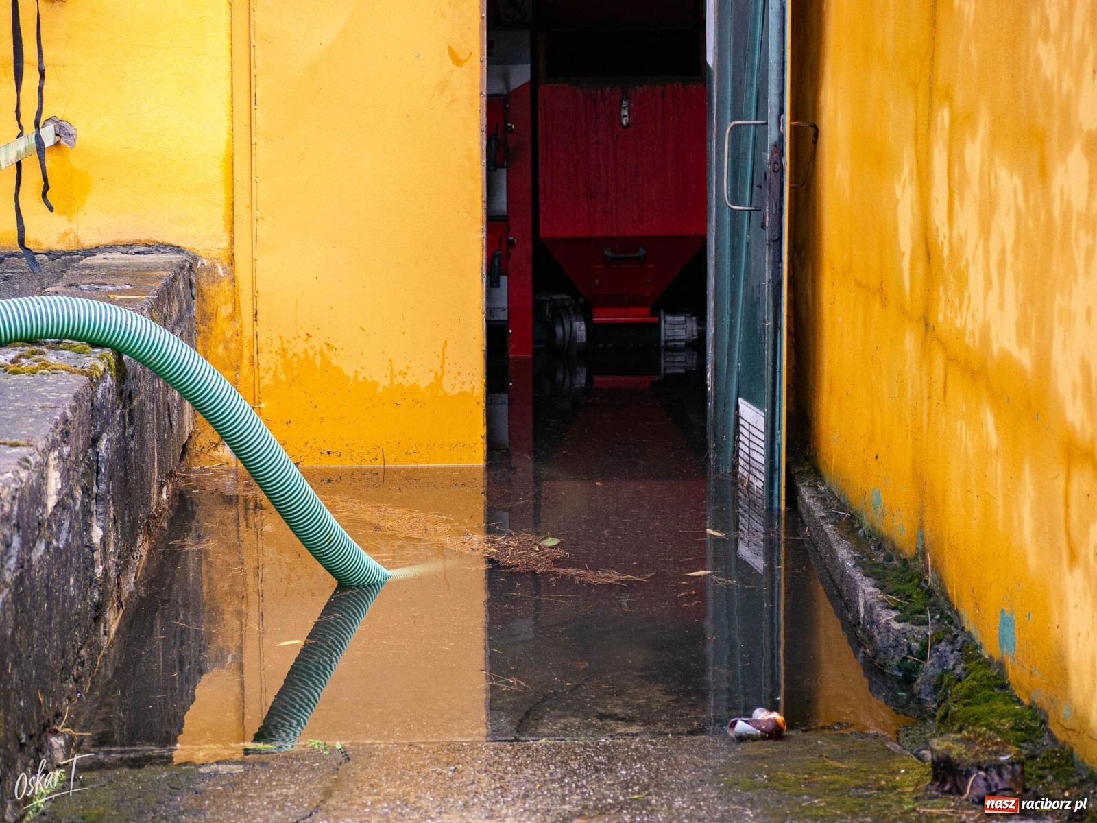 Zdjęcie w galerii na portalu naszraciborz.pl: Silny wiatr i ulewa przysporzyły pracy strażakom. Seria interwencji w Nędzy [FOTO] wiadomości z regionu