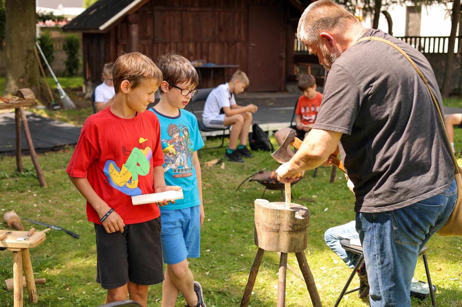 Zdjęcie w galerii na portalu naszraciborz.pl: Warsztaty strugania łyżek - Lato z RCK wiadomości z regionu