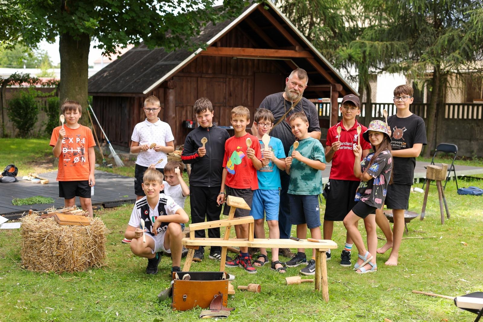 Zdjęcie w galerii na portalu naszraciborz.pl: Warsztaty strugania łyżek - Lato z RCK wiadomości z regionu