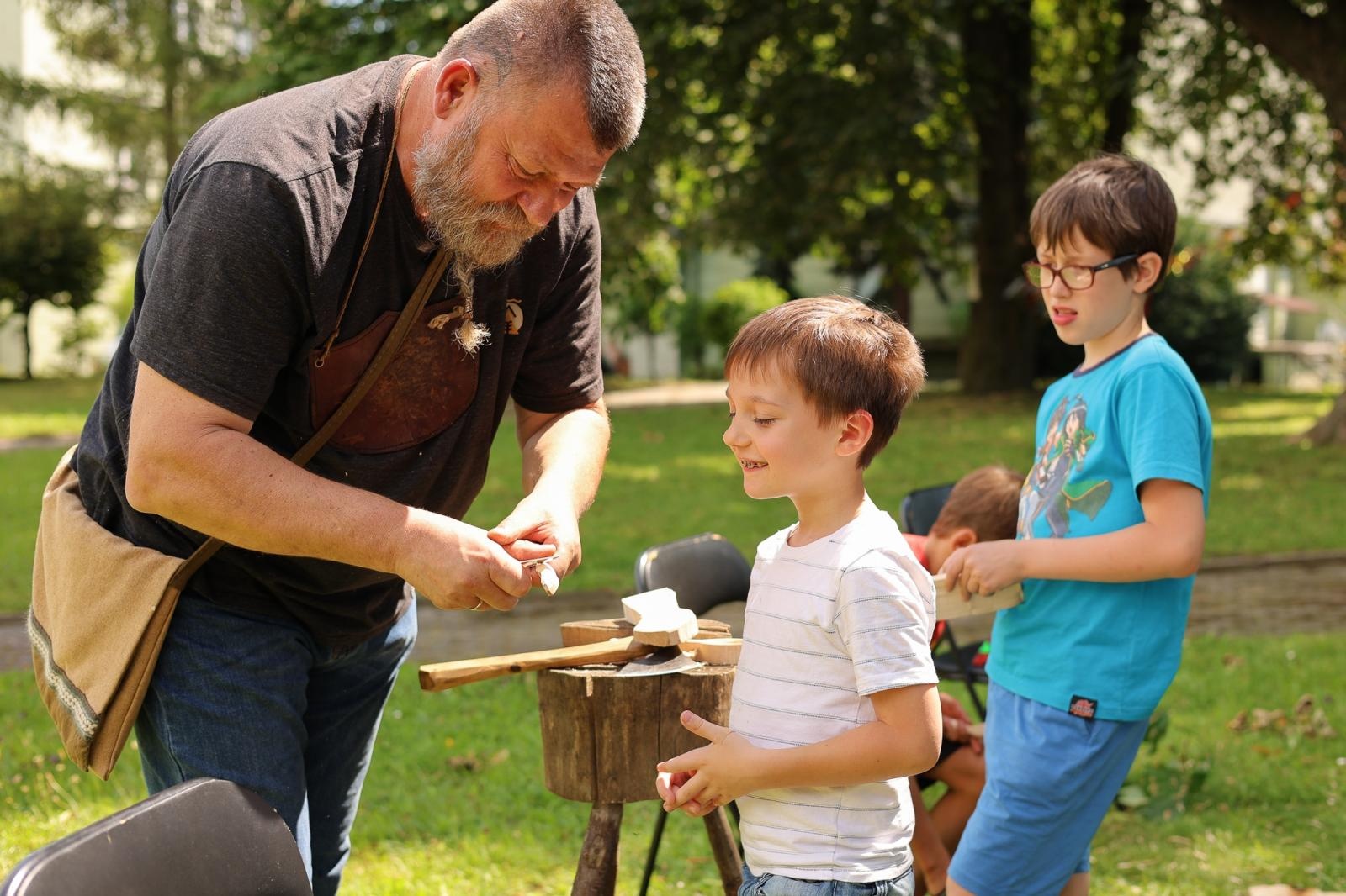 Zdjęcie w galerii na portalu naszraciborz.pl: Warsztaty strugania łyżek - Lato z RCK wiadomości z regionu