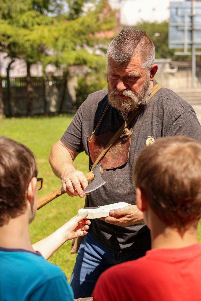Zdjęcie w galerii na portalu naszraciborz.pl: Warsztaty strugania łyżek - Lato z RCK wiadomości z regionu