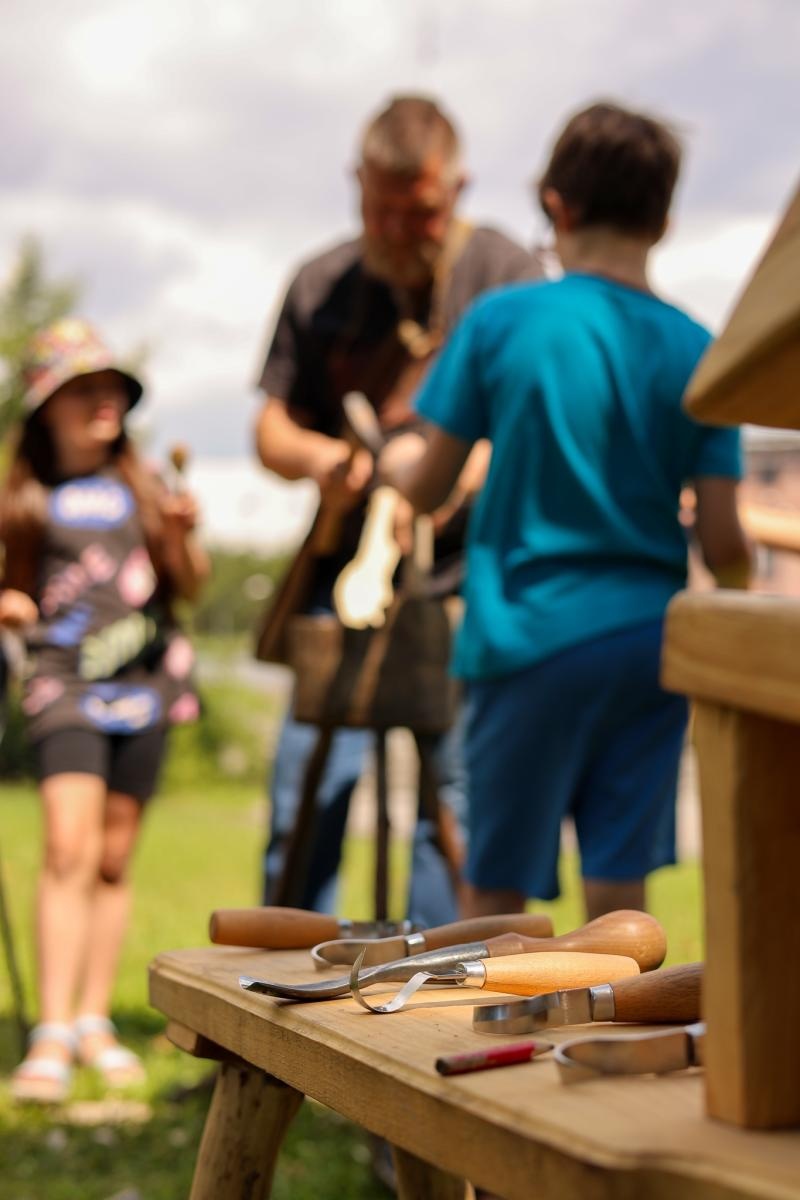 Zdjęcie w galerii na portalu naszraciborz.pl: Warsztaty strugania łyżek - Lato z RCK wiadomości z regionu