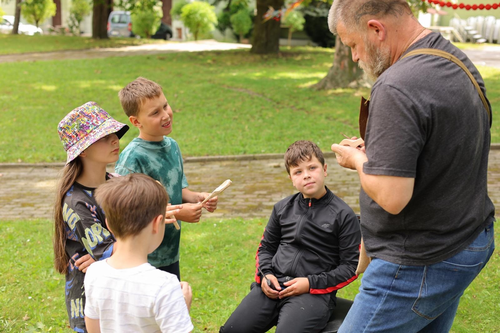 Zdjęcie w galerii na portalu naszraciborz.pl: Warsztaty strugania łyżek - Lato z RCK wiadomości z regionu