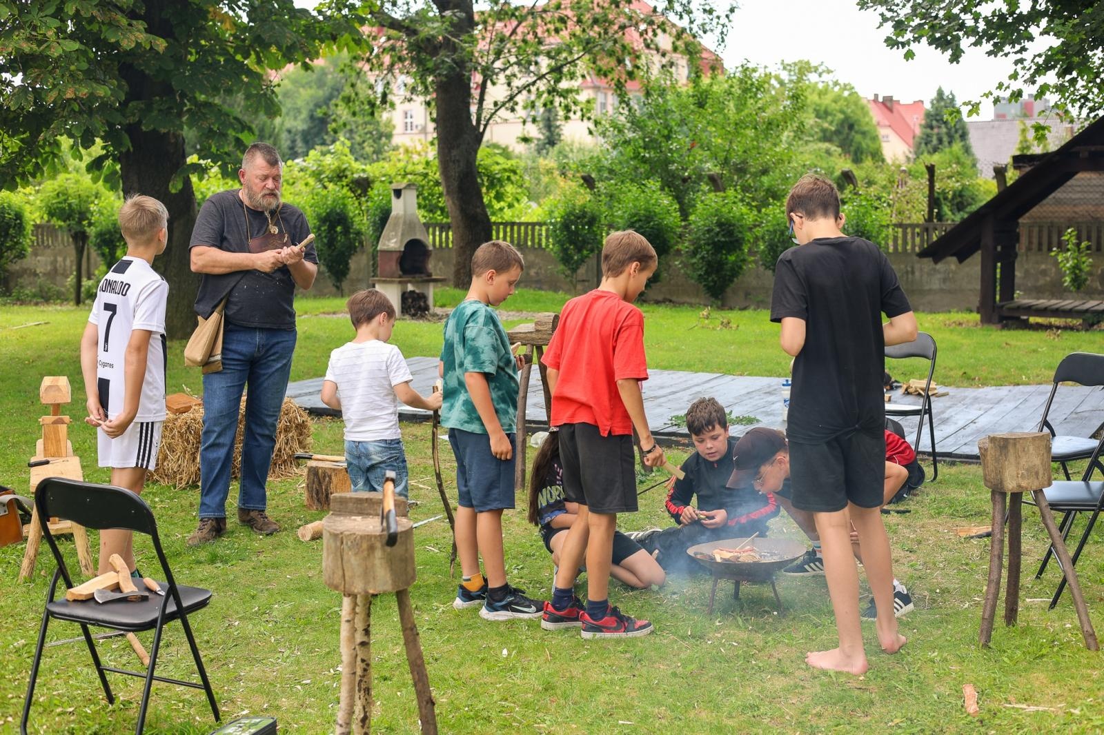 Zdjęcie w galerii na portalu naszraciborz.pl: Warsztaty strugania łyżek - Lato z RCK wiadomości z regionu