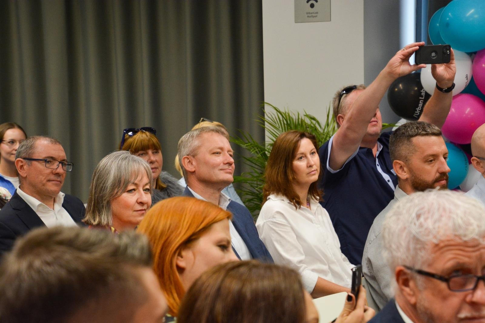 Zdjęcie w galerii na portalu naszraciborz.pl: #Spotkajmy się. Na dworcu w Raciborzu powstało laboratorium społeczne wiadomości z regionu