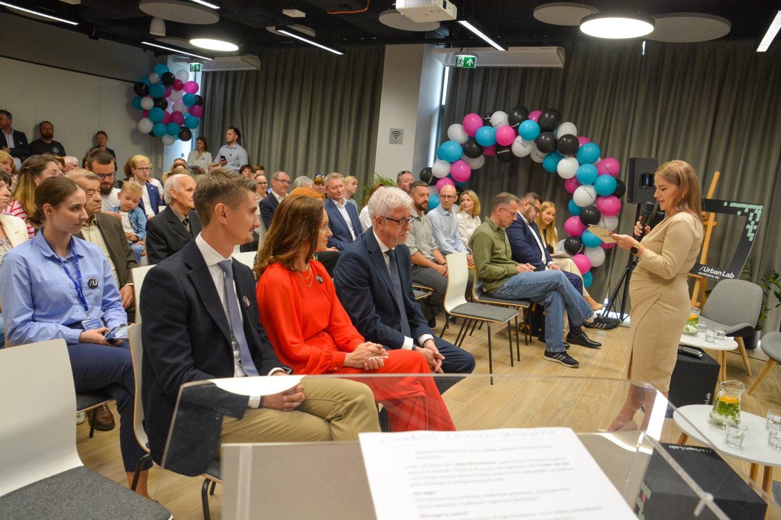 Zdjęcie w galerii na portalu naszraciborz.pl: #Spotkajmy się. Na dworcu w Raciborzu powstało laboratorium społeczne wiadomości z regionu