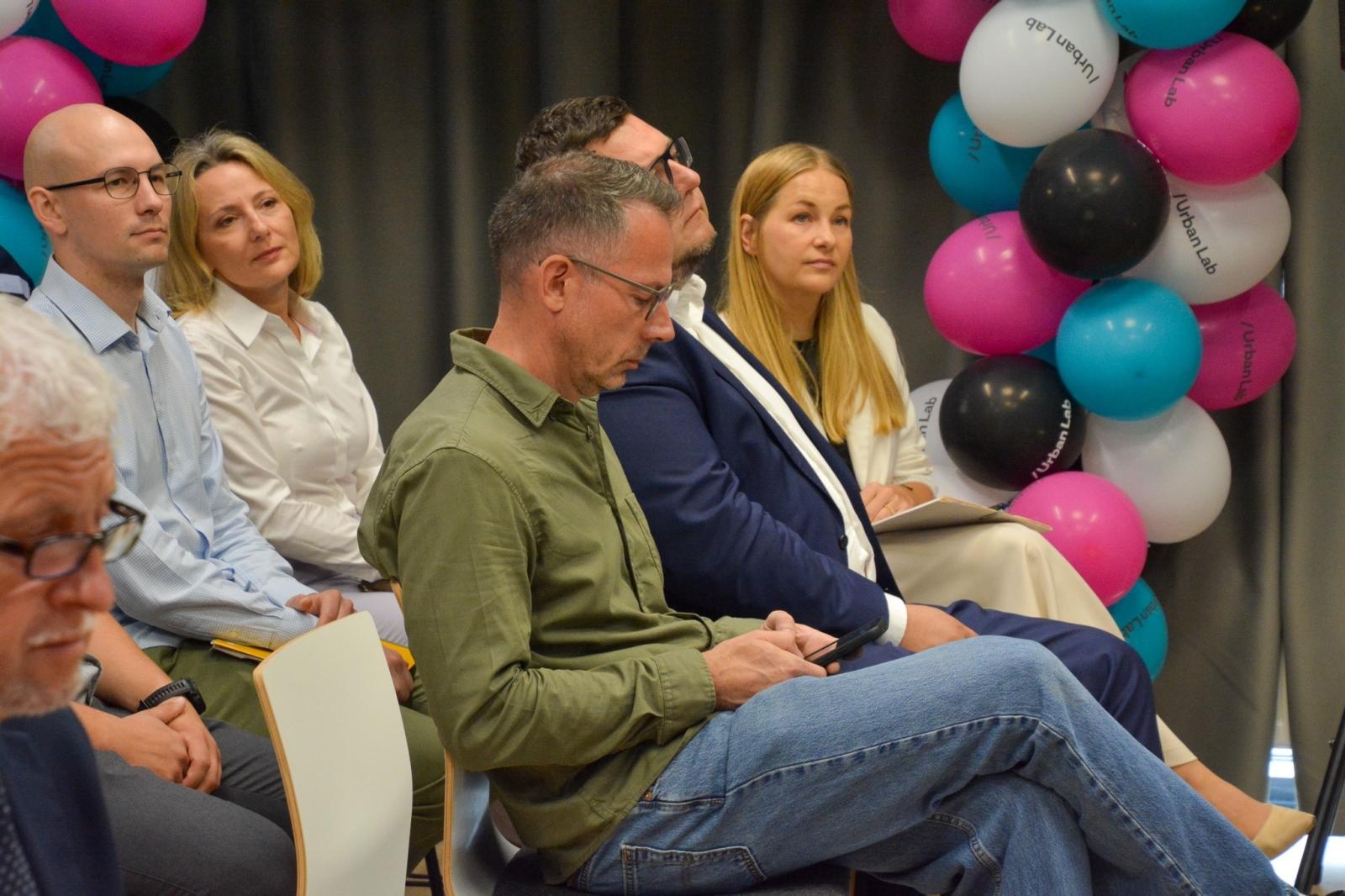 Zdjęcie w galerii na portalu naszraciborz.pl: #Spotkajmy się. Na dworcu w Raciborzu powstało laboratorium społeczne wiadomości z regionu