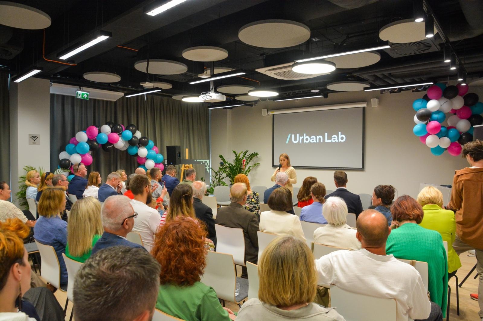 Zdjęcie w galerii na portalu naszraciborz.pl: #Spotkajmy się. Na dworcu w Raciborzu powstało laboratorium społeczne wiadomości z regionu