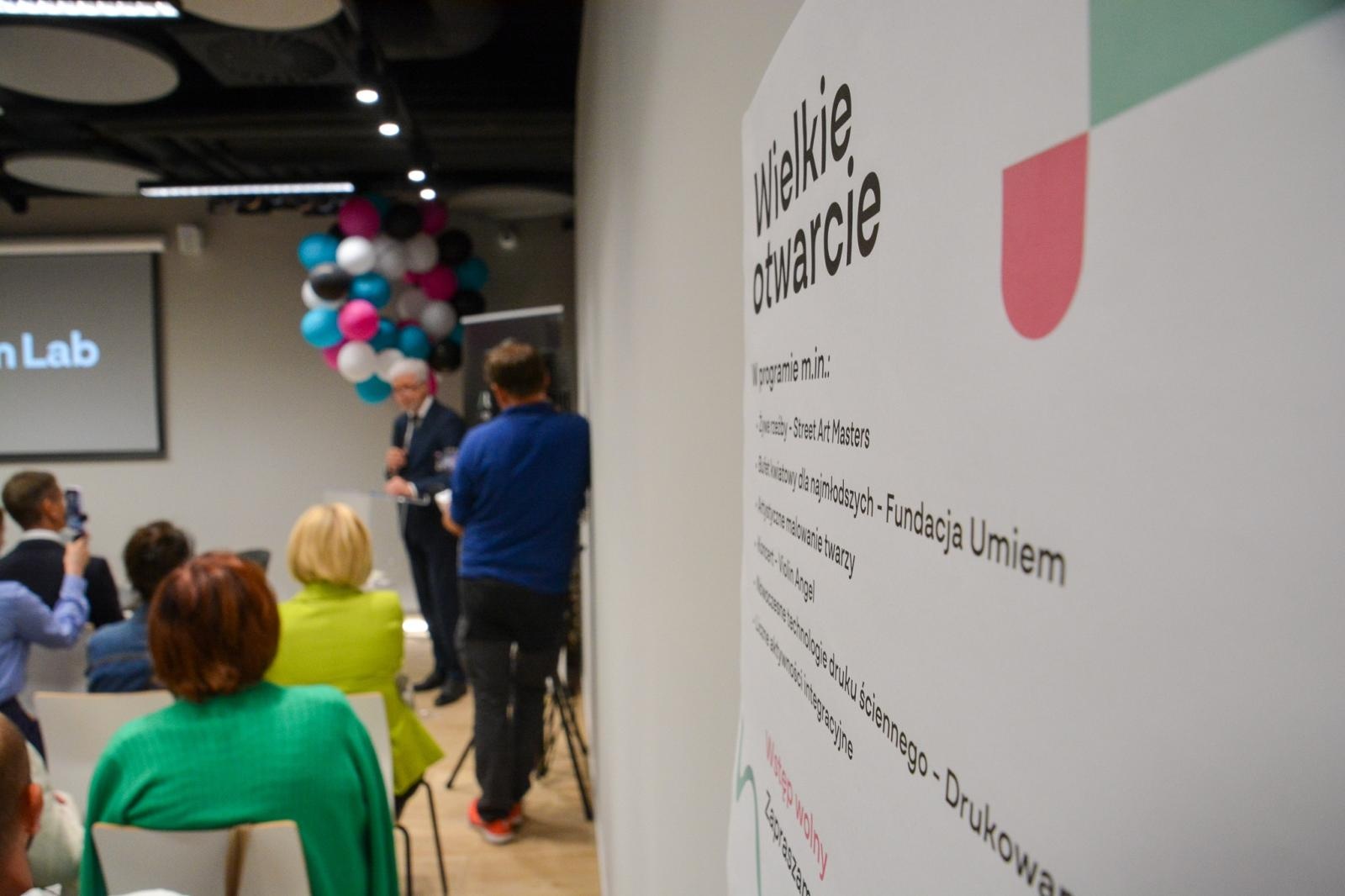 Zdjęcie w galerii na portalu naszraciborz.pl: #Spotkajmy się. Na dworcu w Raciborzu powstało laboratorium społeczne wiadomości z regionu