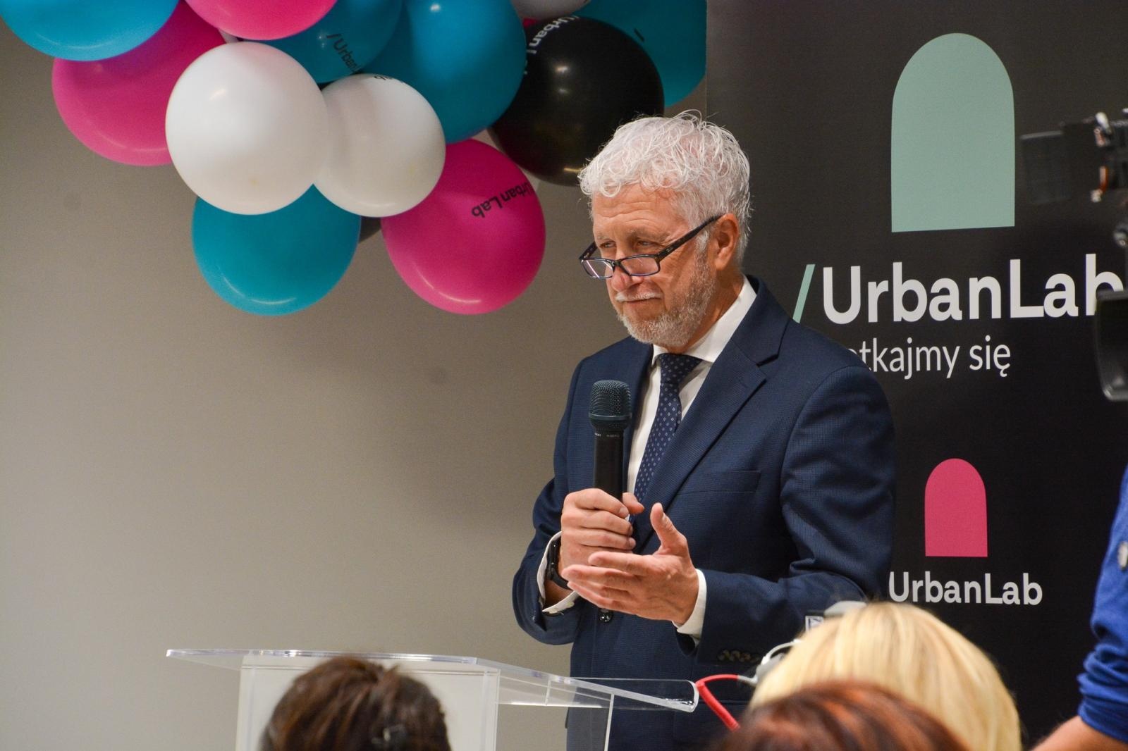 Zdjęcie w galerii na portalu naszraciborz.pl: #Spotkajmy się. Na dworcu w Raciborzu powstało laboratorium społeczne wiadomości z regionu