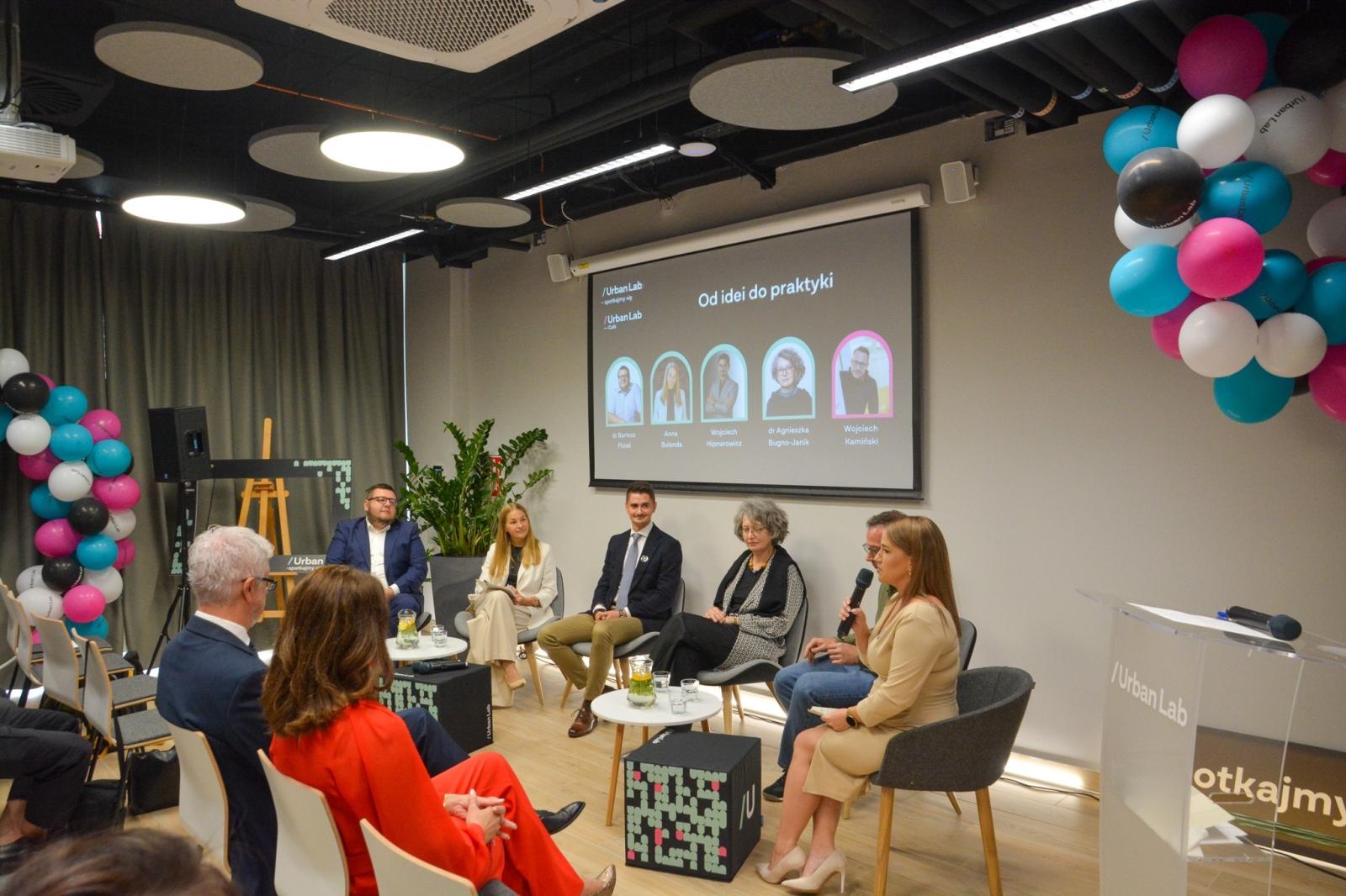 Zdjęcie w galerii na portalu naszraciborz.pl: #Spotkajmy się. Na dworcu w Raciborzu powstało laboratorium społeczne wiadomości z regionu