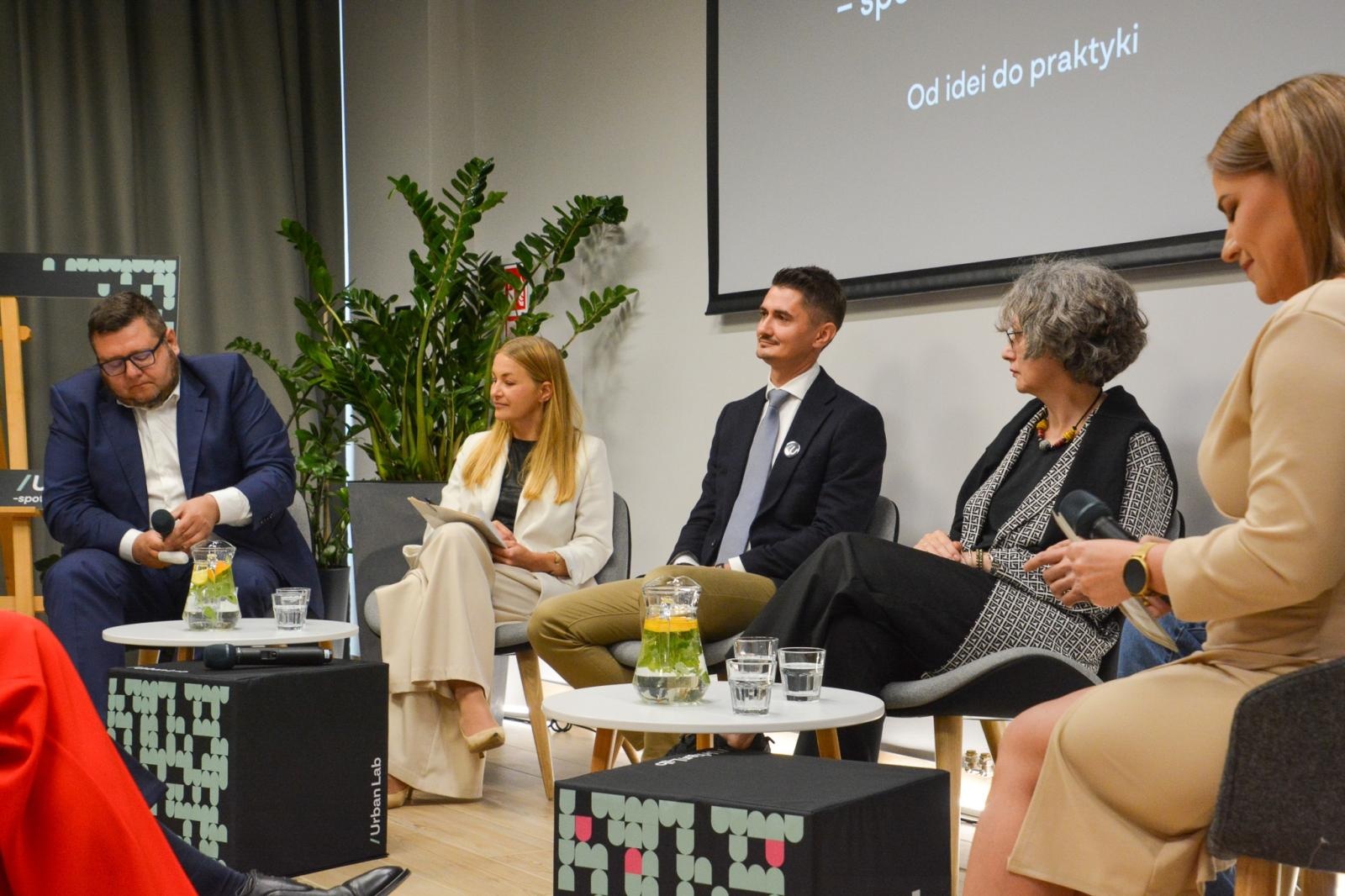 Zdjęcie w galerii na portalu naszraciborz.pl: #Spotkajmy się. Na dworcu w Raciborzu powstało laboratorium społeczne wiadomości z regionu