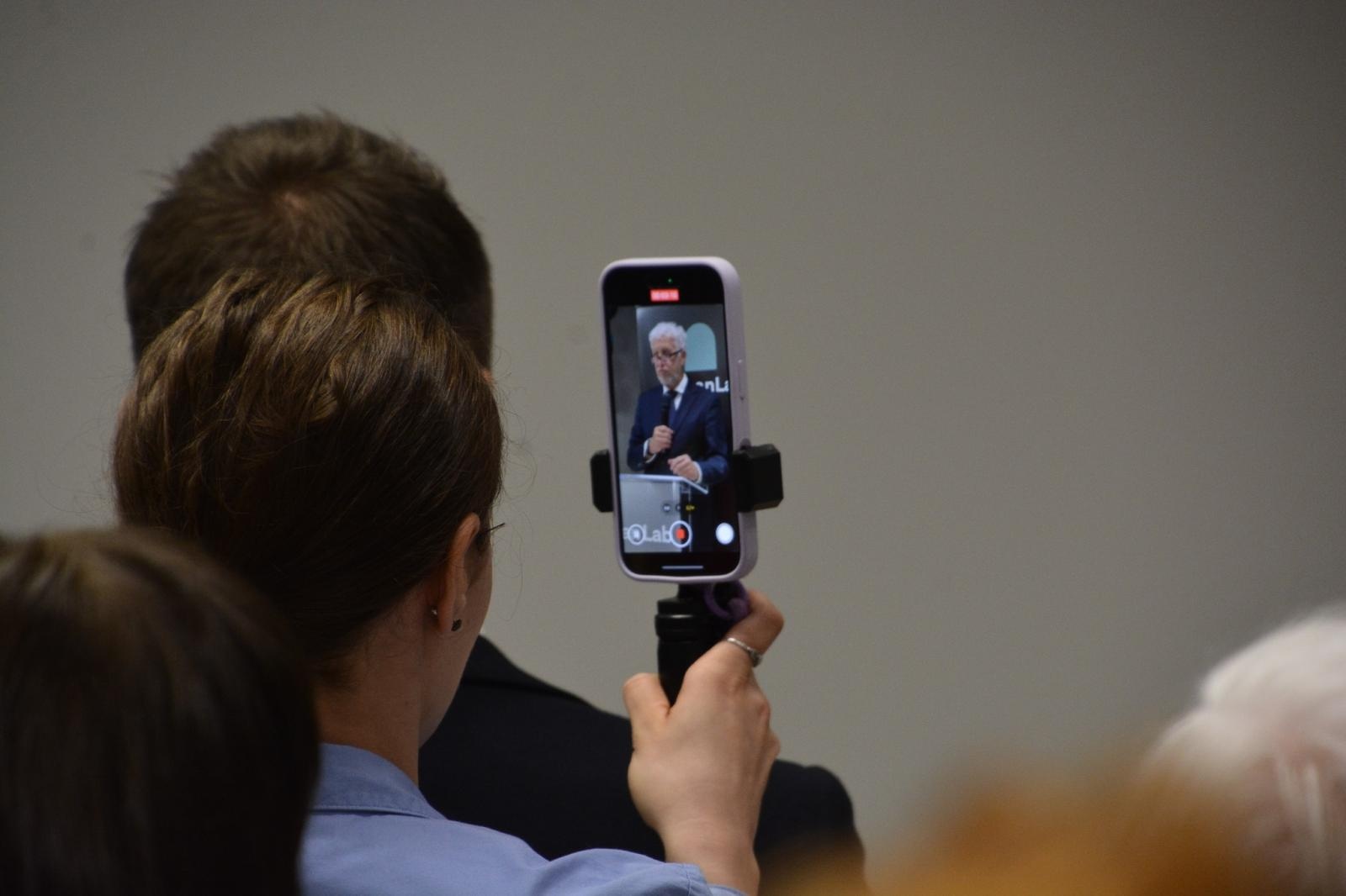 Zdjęcie w galerii na portalu naszraciborz.pl: #Spotkajmy się. Na dworcu w Raciborzu powstało laboratorium społeczne wiadomości z regionu