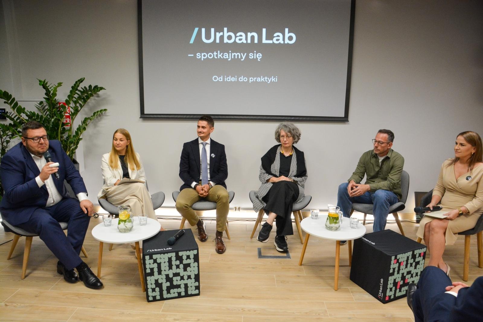 Zdjęcie w galerii na portalu naszraciborz.pl: #Spotkajmy się. Na dworcu w Raciborzu powstało laboratorium społeczne wiadomości z regionu