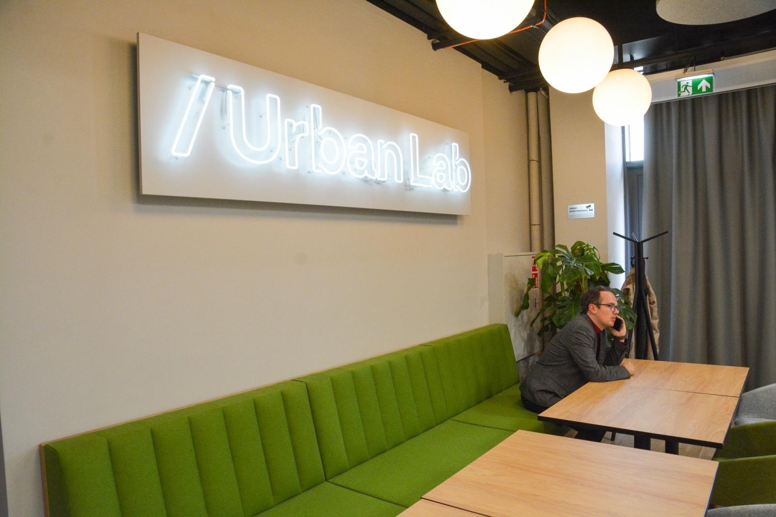 Zdjęcie w galerii na portalu naszraciborz.pl: #Spotkajmy się. Na dworcu w Raciborzu powstało laboratorium społeczne wiadomości z regionu