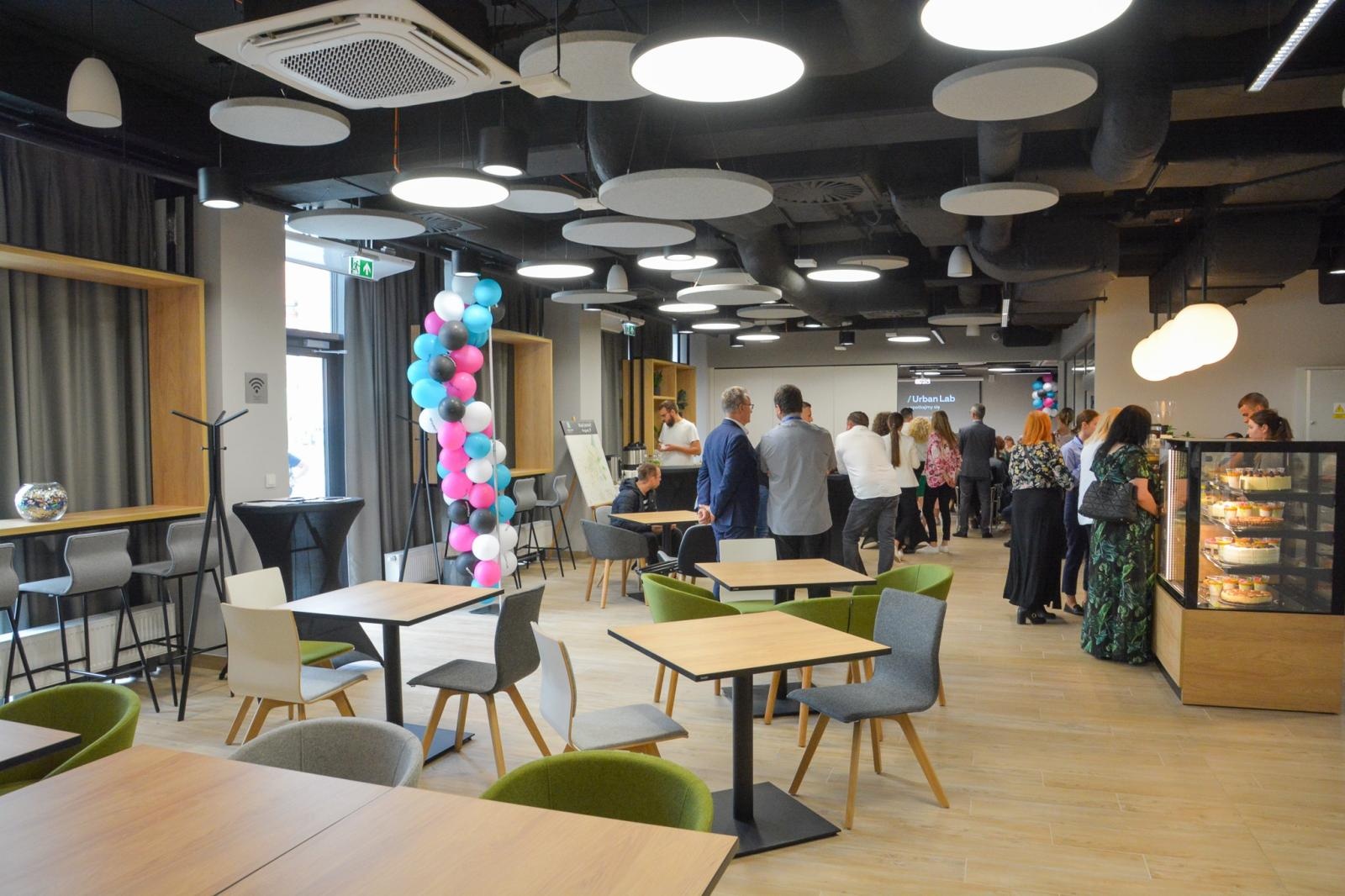 Zdjęcie w galerii na portalu naszraciborz.pl: #Spotkajmy się. Na dworcu w Raciborzu powstało laboratorium społeczne wiadomości z regionu