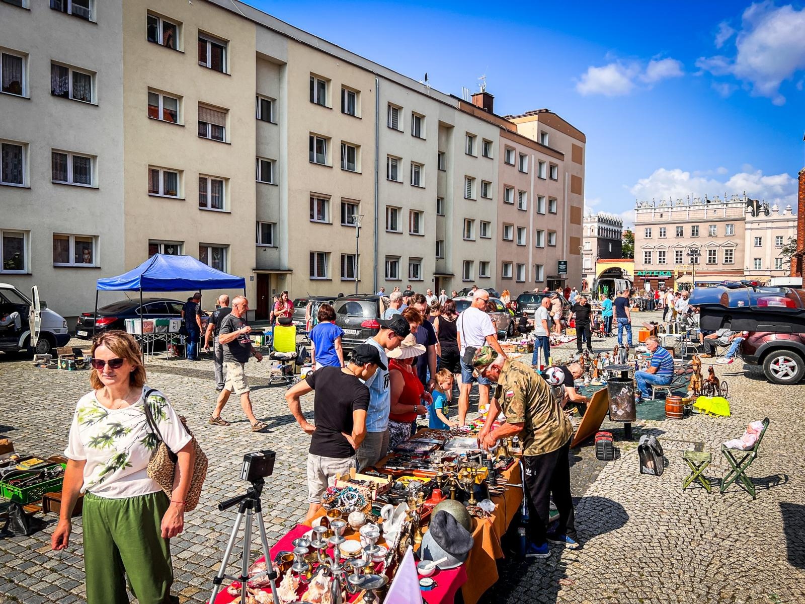 Zdjęcie w galerii na portalu naszraciborz.pl: Letnie słońce i duch przeszłości na placu Dominikańskim [FOTO] wiadomości z regionu
