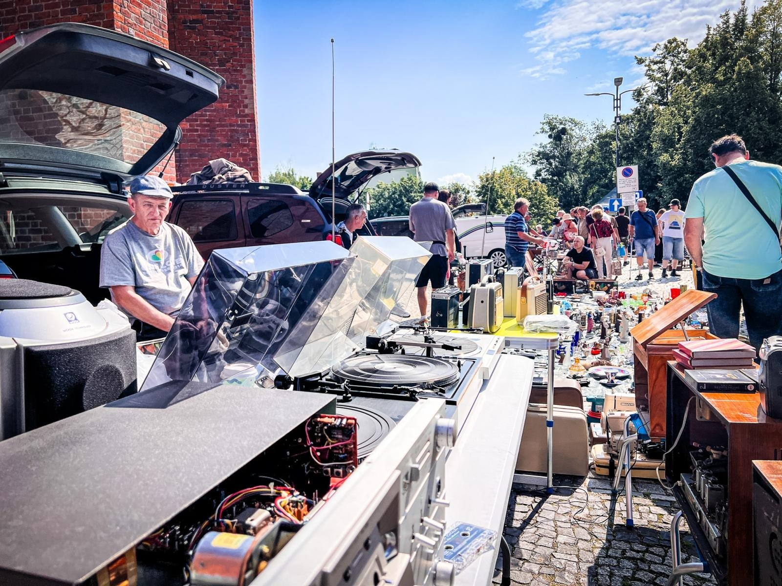 Zdjęcie w galerii na portalu naszraciborz.pl: Letnie słońce i duch przeszłości na placu Dominikańskim [FOTO] wiadomości z regionu