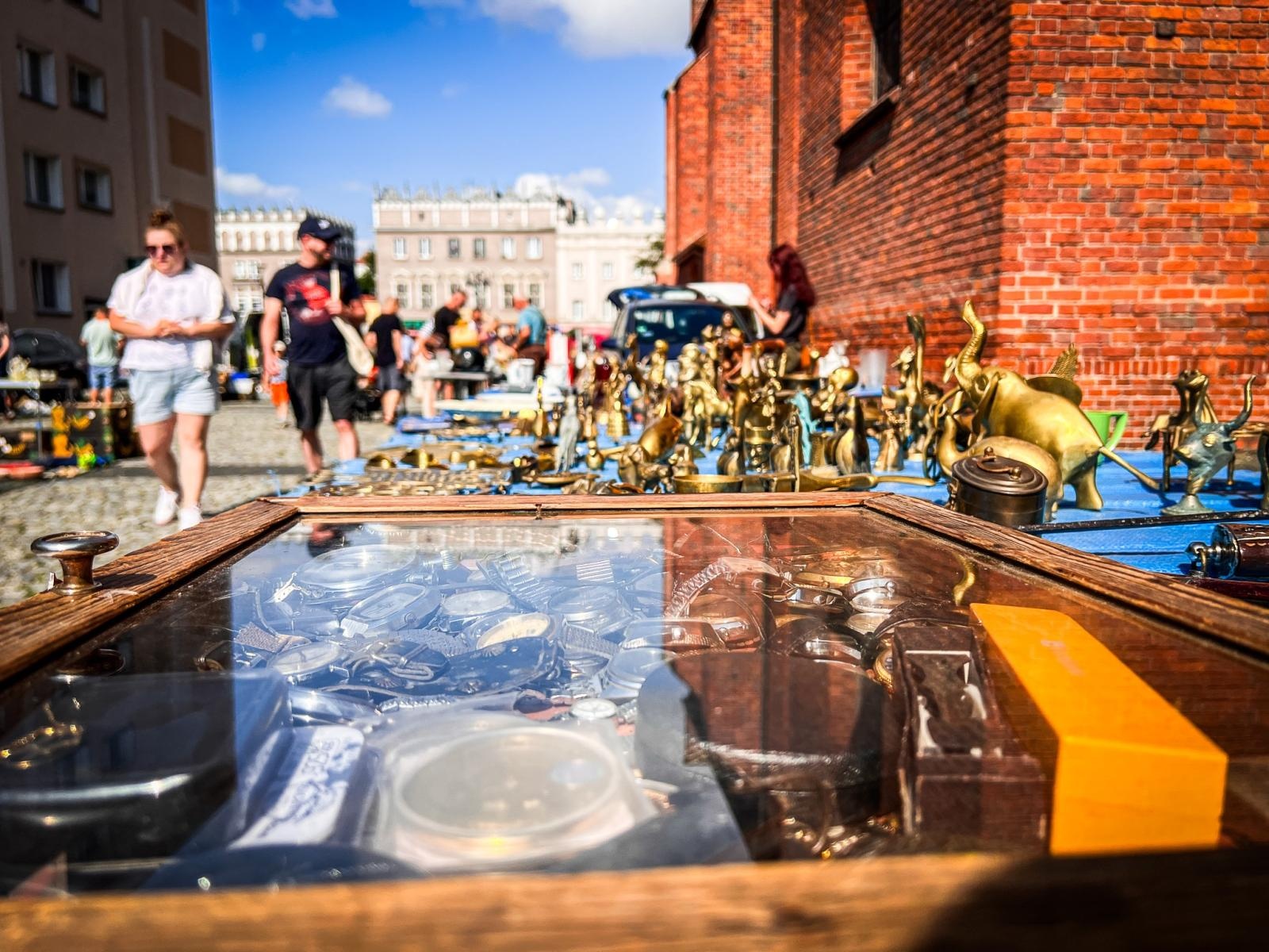 Zdjęcie w galerii na portalu naszraciborz.pl: Letnie słońce i duch przeszłości na placu Dominikańskim [FOTO] wiadomości z regionu