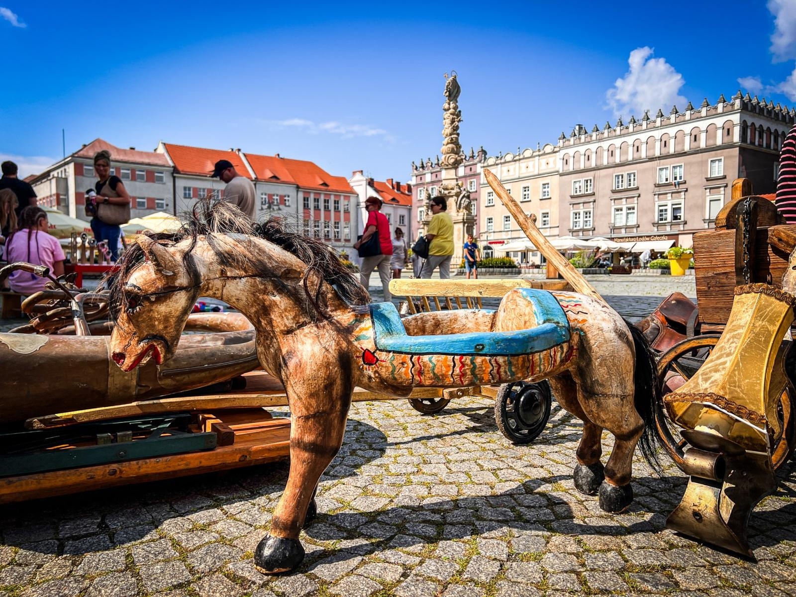Zdjęcie w galerii na portalu naszraciborz.pl: Letnie słońce i duch przeszłości na placu Dominikańskim [FOTO] wiadomości z regionu