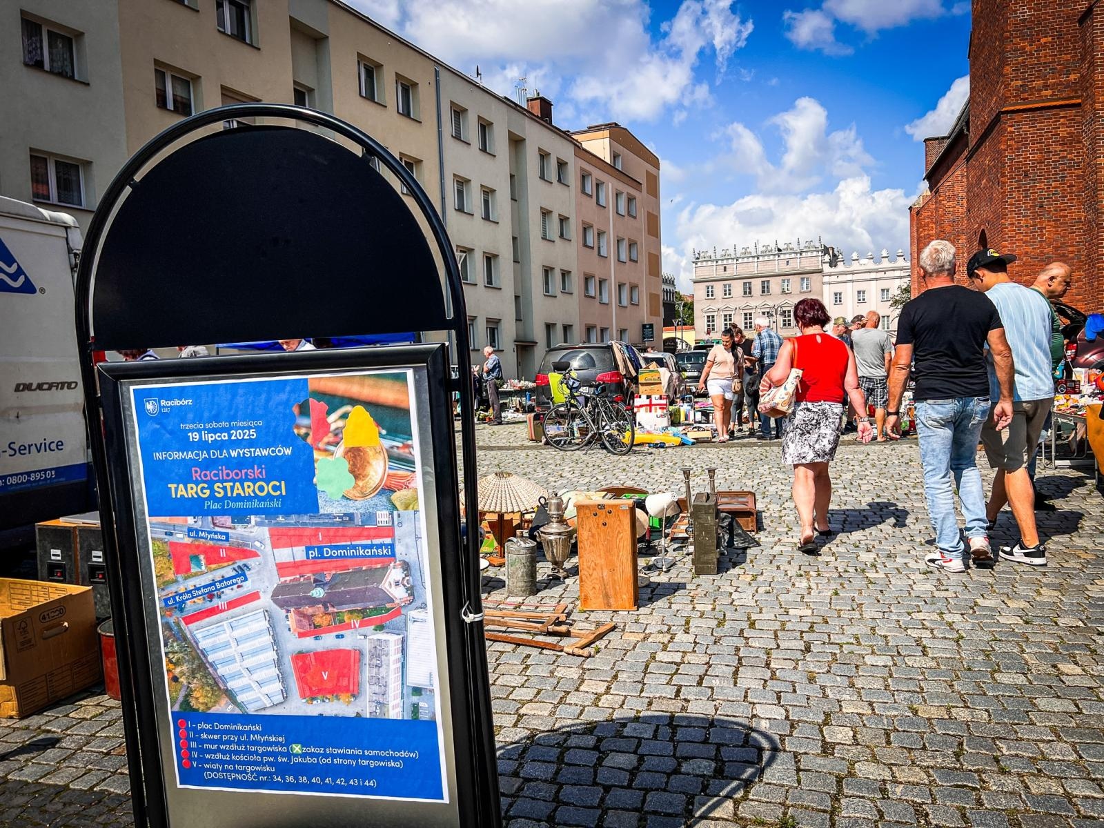 Zdjęcie w galerii na portalu naszraciborz.pl: Letnie słońce i duch przeszłości na placu Dominikańskim [FOTO] wiadomości z regionu