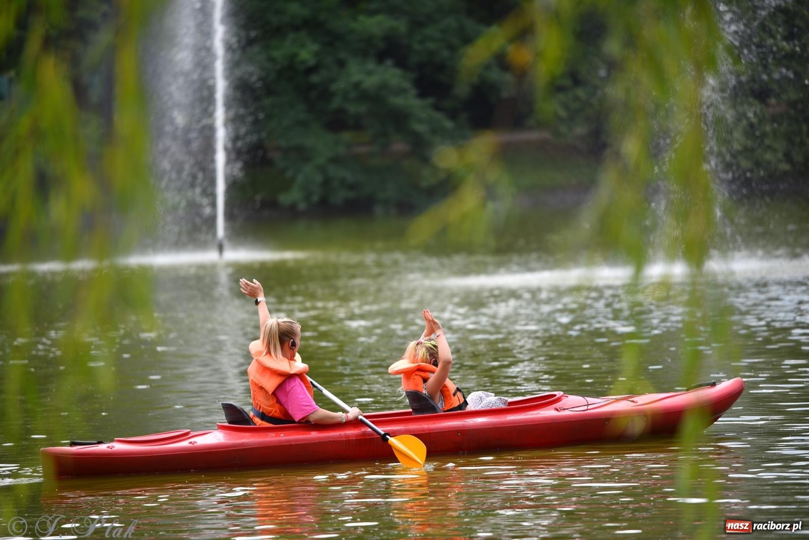 Zdjęcie w galerii na portalu naszraciborz.pl: Pożegnanie lata z Fundacją PORT – bezpłatny spływ kajakowy w Parku im. Miasta Roth wiadomości z regionu