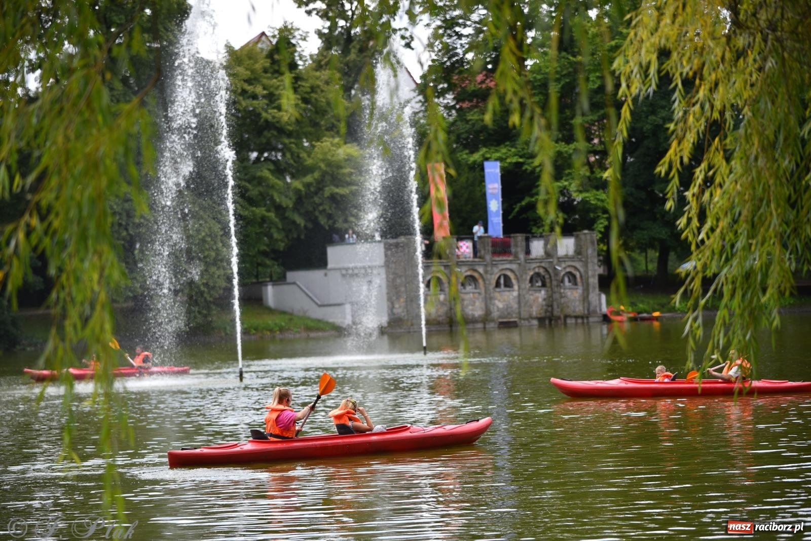 Zdjęcie w galerii na portalu naszraciborz.pl: Pożegnanie lata z Fundacją PORT – bezpłatny spływ kajakowy w Parku im. Miasta Roth wiadomości z regionu