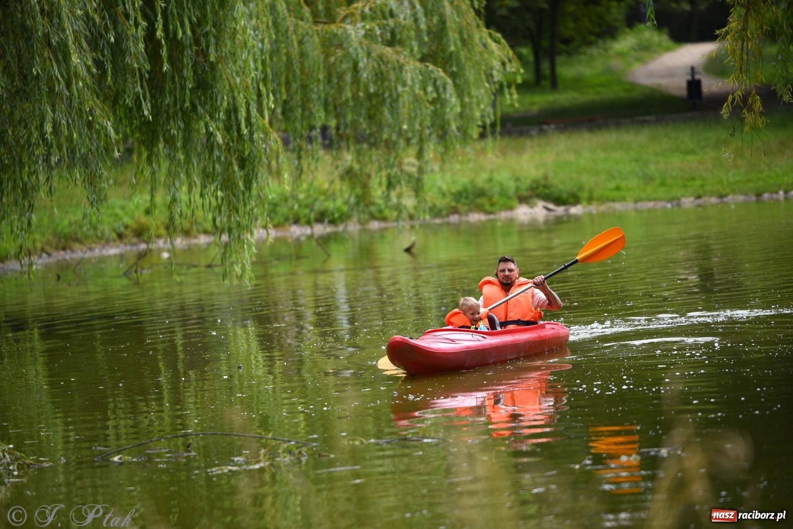 Zdjęcie w galerii na portalu naszraciborz.pl: Pożegnanie lata z Fundacją PORT – bezpłatny spływ kajakowy w Parku im. Miasta Roth wiadomości z regionu