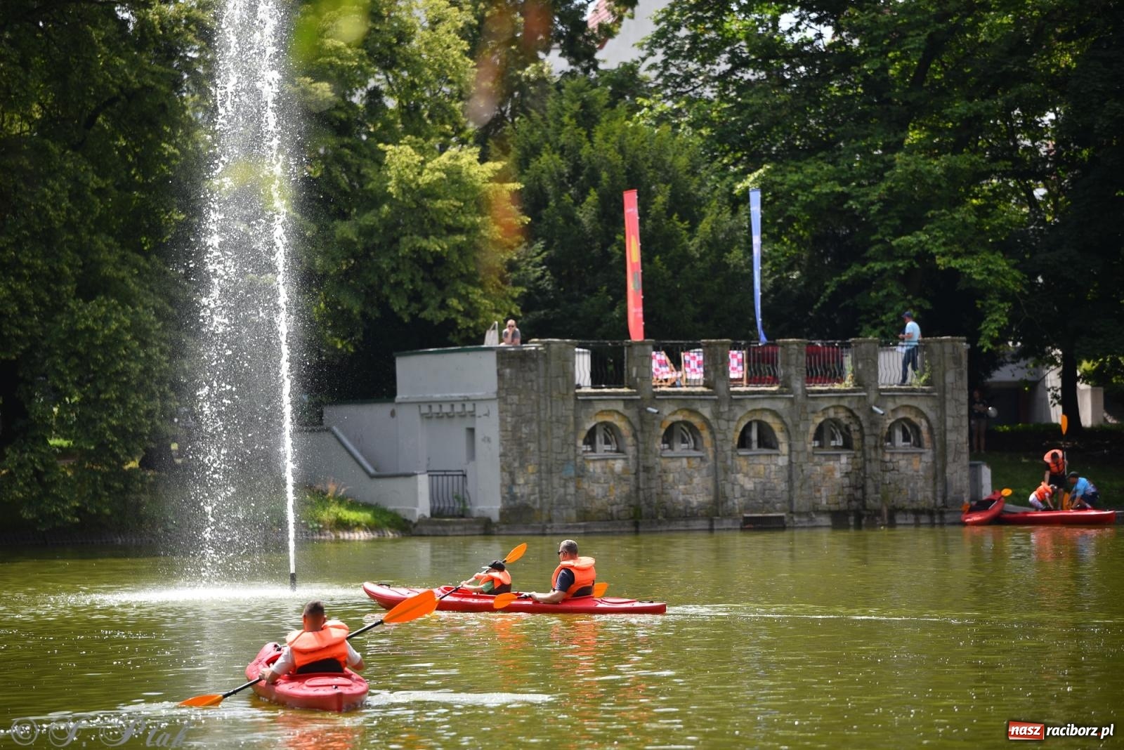 Zdjęcie w galerii na portalu naszraciborz.pl: Pożegnanie lata z Fundacją PORT – bezpłatny spływ kajakowy w Parku im. Miasta Roth wiadomości z regionu