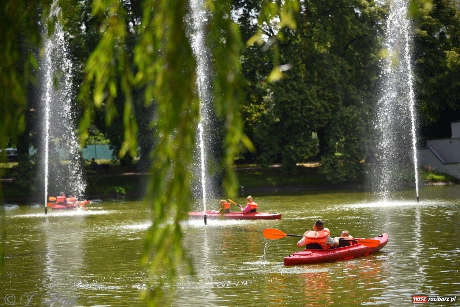 Zdjęcie w galerii na portalu naszraciborz.pl: Pożegnanie lata z Fundacją PORT – bezpłatny spływ kajakowy w Parku im. Miasta Roth wiadomości z regionu