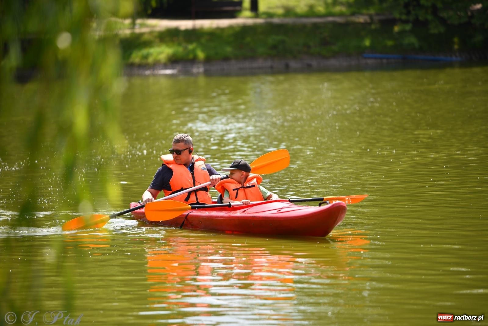 Zdjęcie w galerii na portalu naszraciborz.pl: Pożegnanie lata z Fundacją PORT – bezpłatny spływ kajakowy w Parku im. Miasta Roth wiadomości z regionu