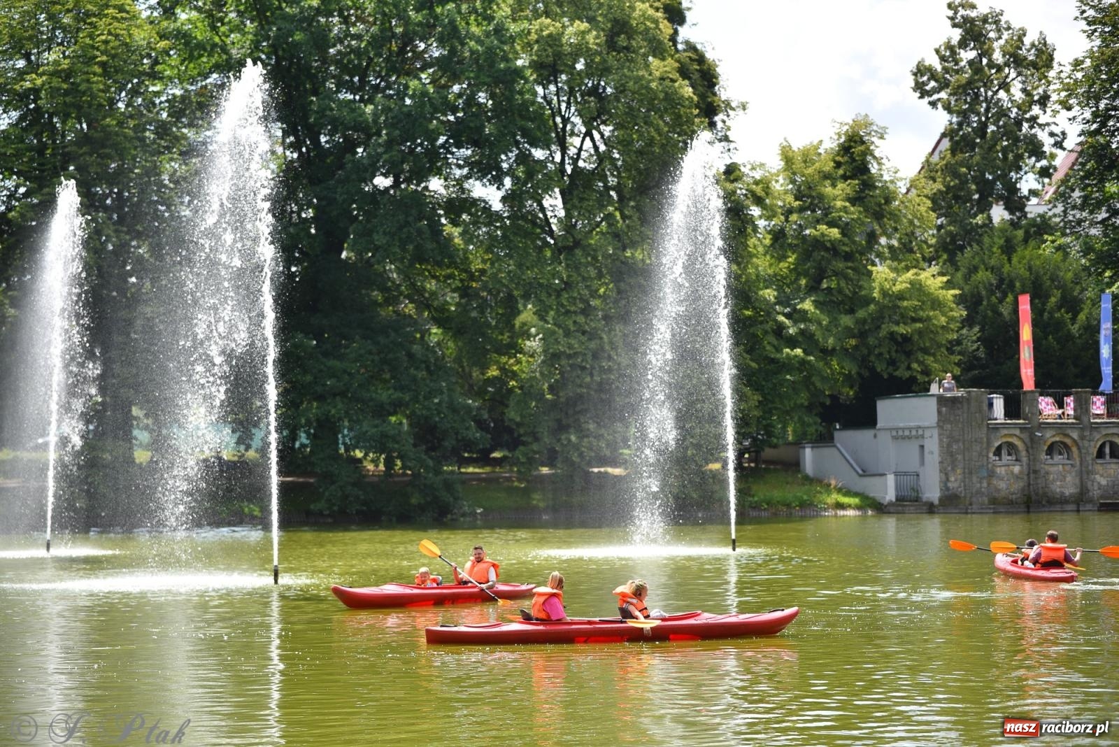 Zdjęcie w galerii na portalu naszraciborz.pl: Pożegnanie lata z Fundacją PORT – bezpłatny spływ kajakowy w Parku im. Miasta Roth wiadomości z regionu