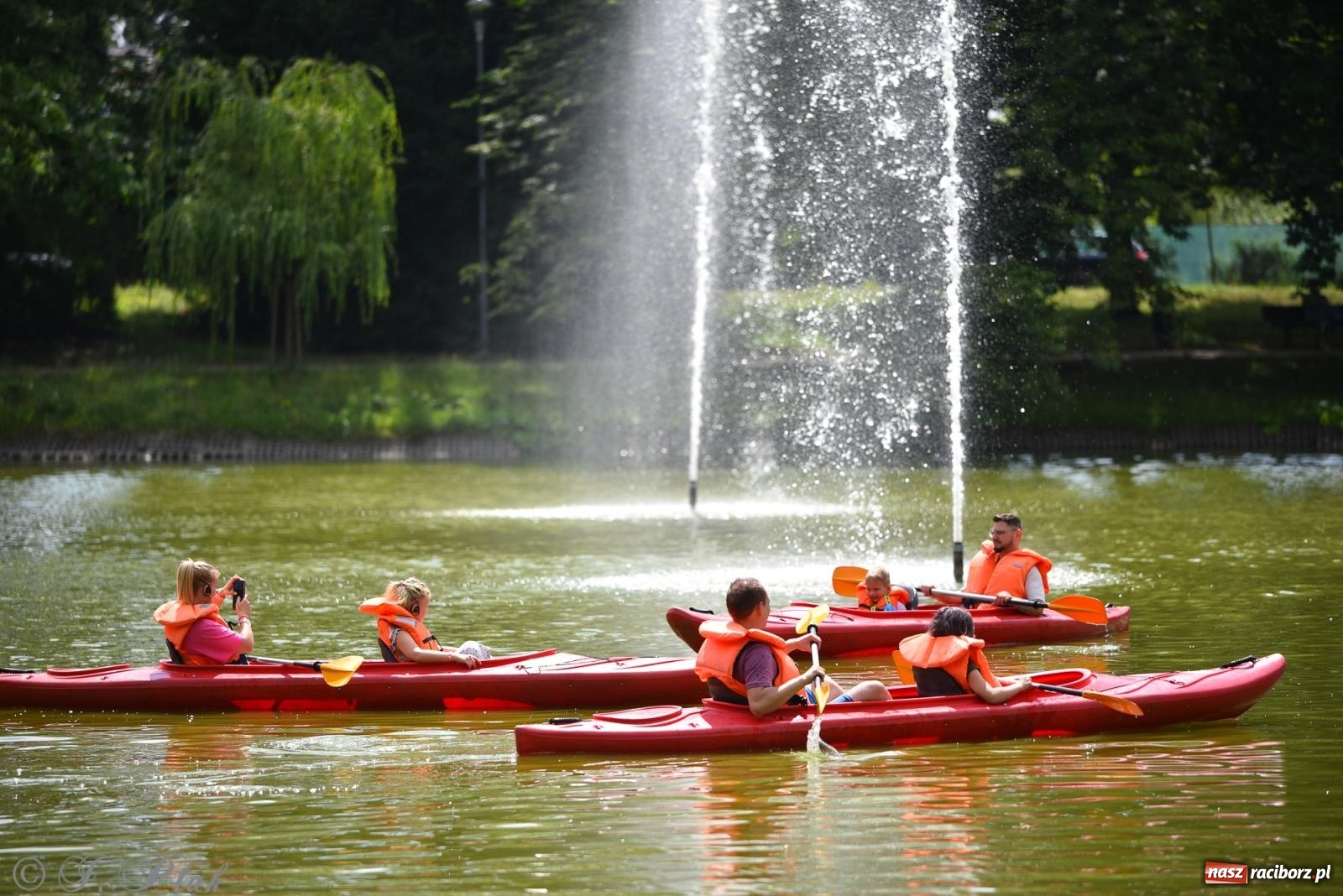 Zdjęcie w galerii na portalu naszraciborz.pl: Pożegnanie lata z Fundacją PORT – bezpłatny spływ kajakowy w Parku im. Miasta Roth wiadomości z regionu